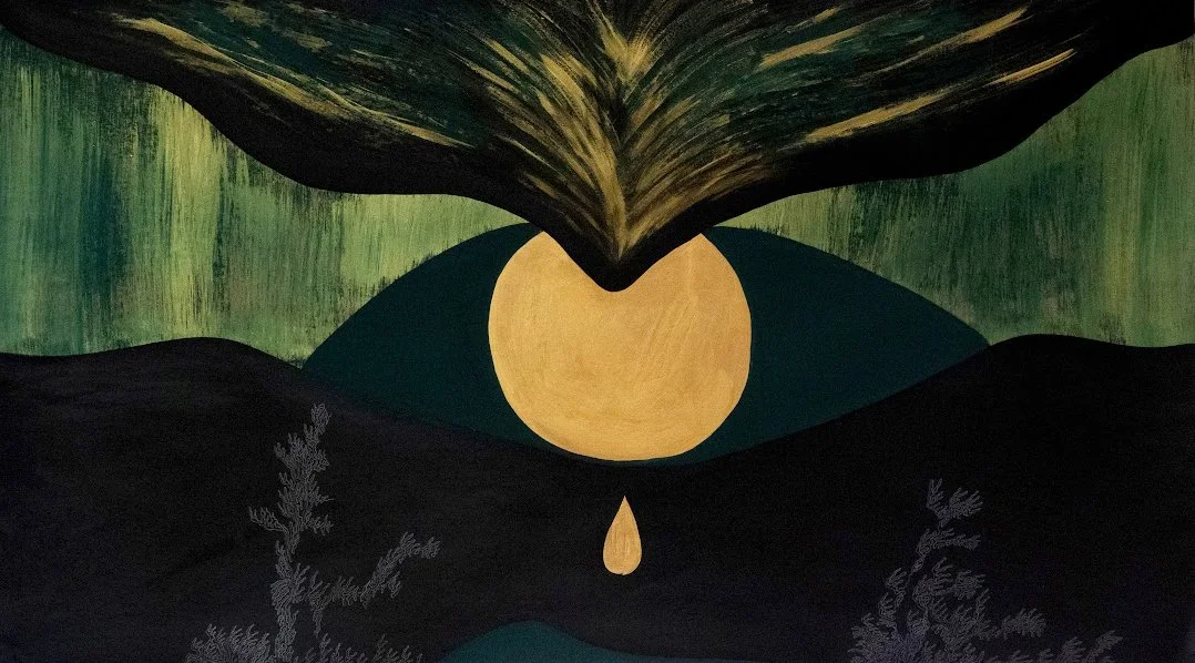 Ilustración abstracta de un paisaje con una luna amarilla, un dedo que parece tocarla, y una lágrima cayendo, con montañas y vegetación en el fondo.