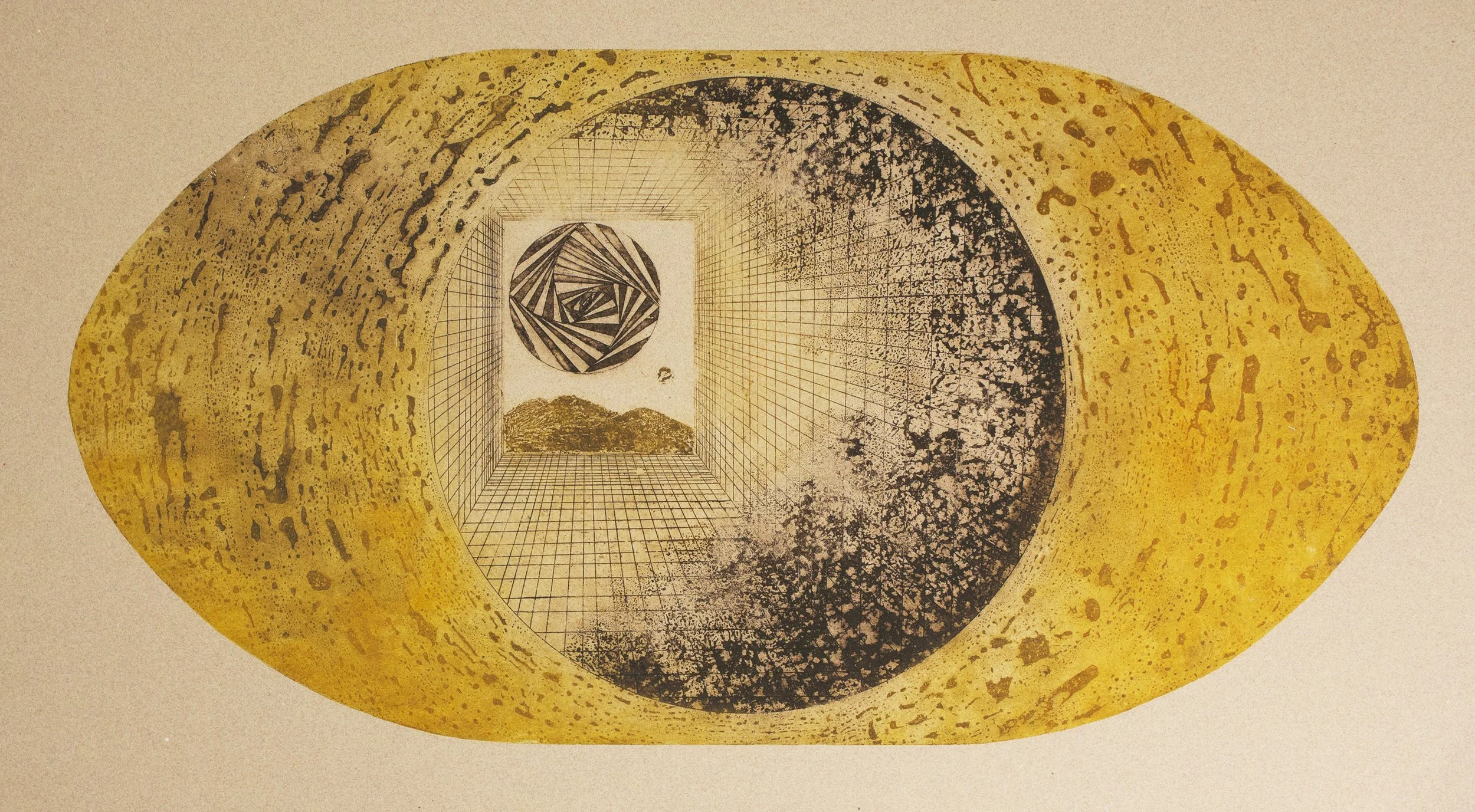 Ilustración abstracta en tonos amarillos y negros con formas geométricas y patrones que parecen un túnel o un espacio tridimensional con un ojo en el centro.