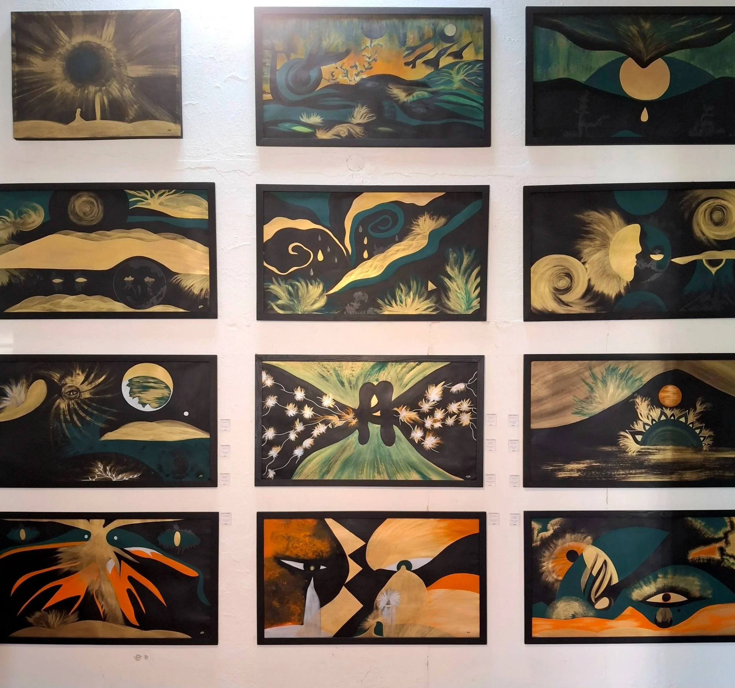 Conjunto de pinturas abstractas en tonos oscuros con detalles en dorado y naranja, que representan diferentes escenas y formas surrealistas en un estilo llamativo y expresivo.