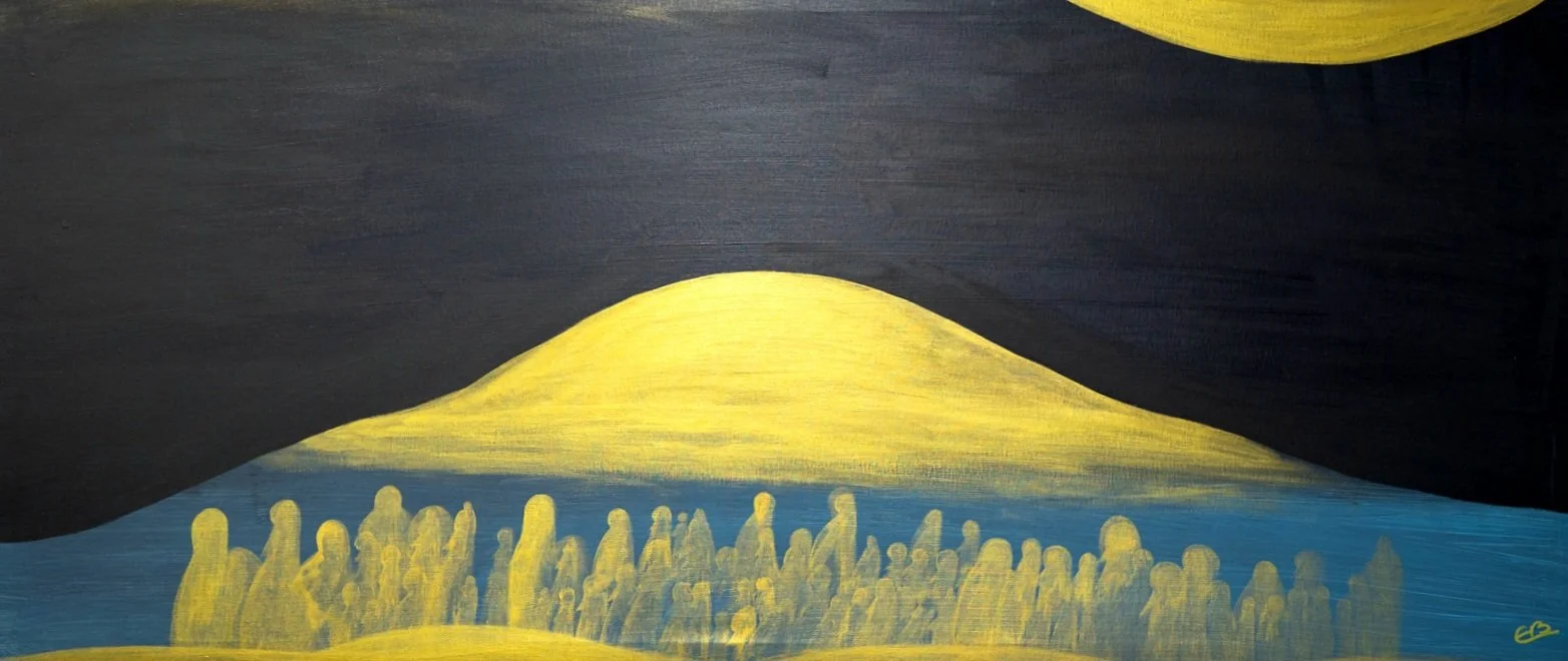 Ilustración abstracta con formas amarillas, negras y azules que parecen representar montañas y una multitud de personas, en un estilo artístico con trazos suaves y coloridos.