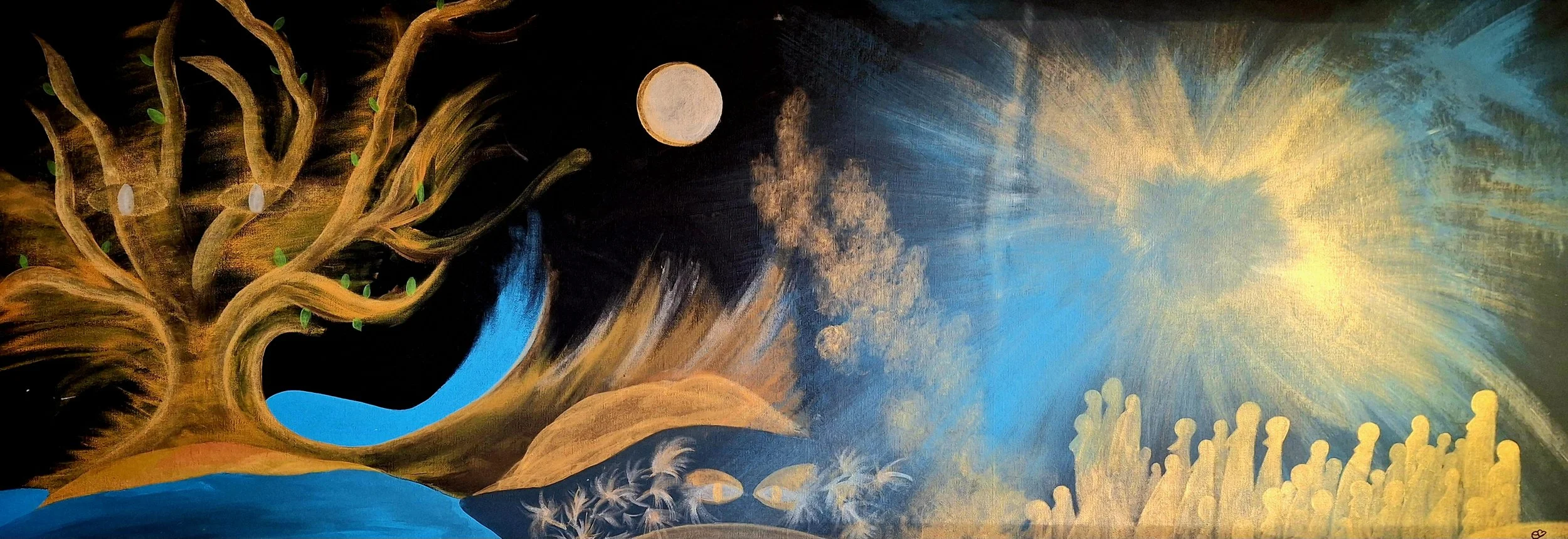 Un mural con un árbol estilizado, un río azul, una luna y un sol radiante, con nubes y figuras humanas en el lado derecho.