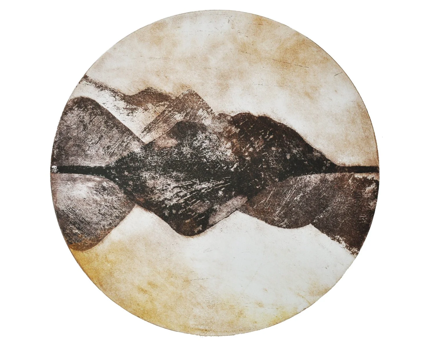 Pintura abstracta en tonos oscuros y claros con formas que parecen montañas y agua.