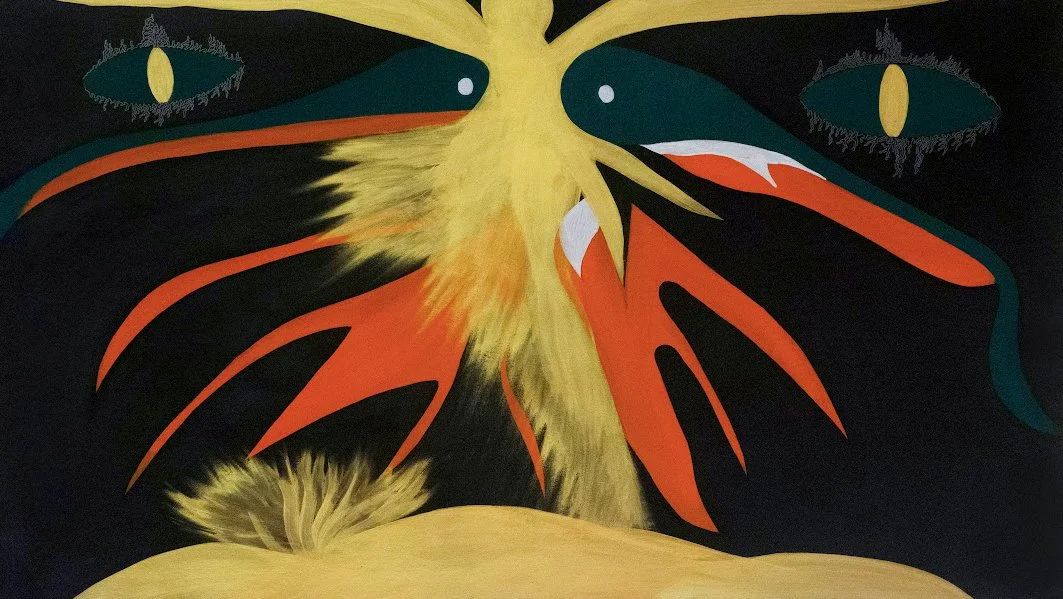 Dibujo de un animal con ojos verdes y cuerpo con formas de plumas en colores amarillo, naranja y verde, en un fondo negro.