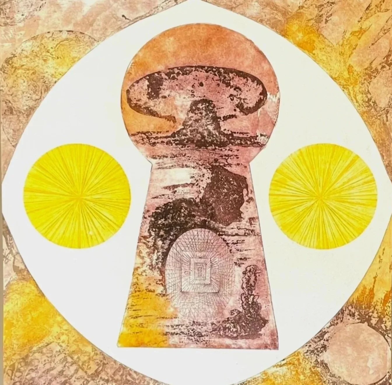 Imagen abstracta con una forma de cerradura que contiene un paisaje, con dos círculos amarillos a los lados y un fondo de textura marrón y dorada.