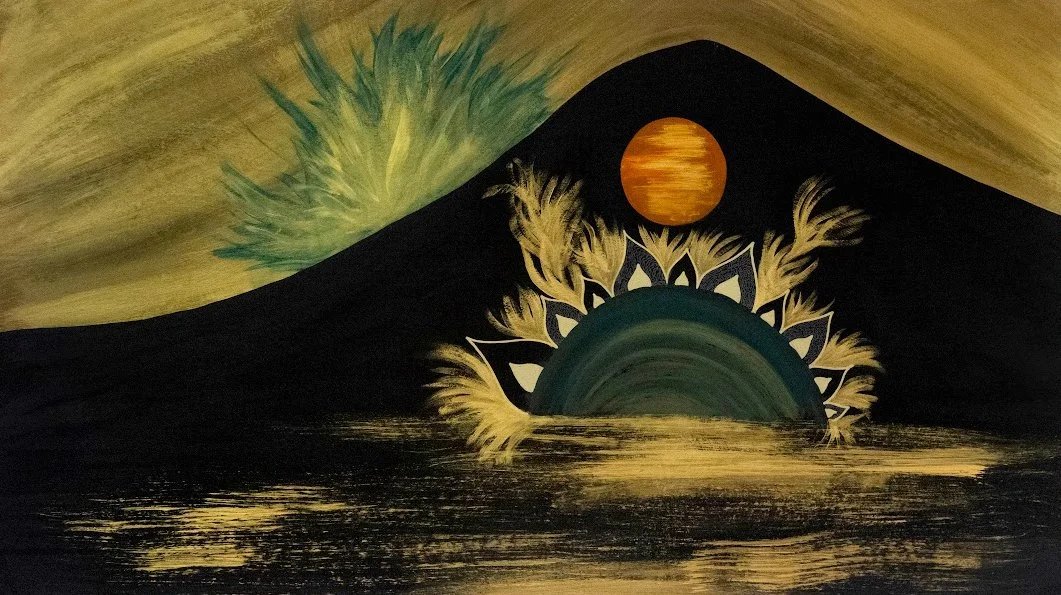 Pintura de un paisaje nocturno con una montaña, un sol naranja, y un lago reflexivo en primer plano.