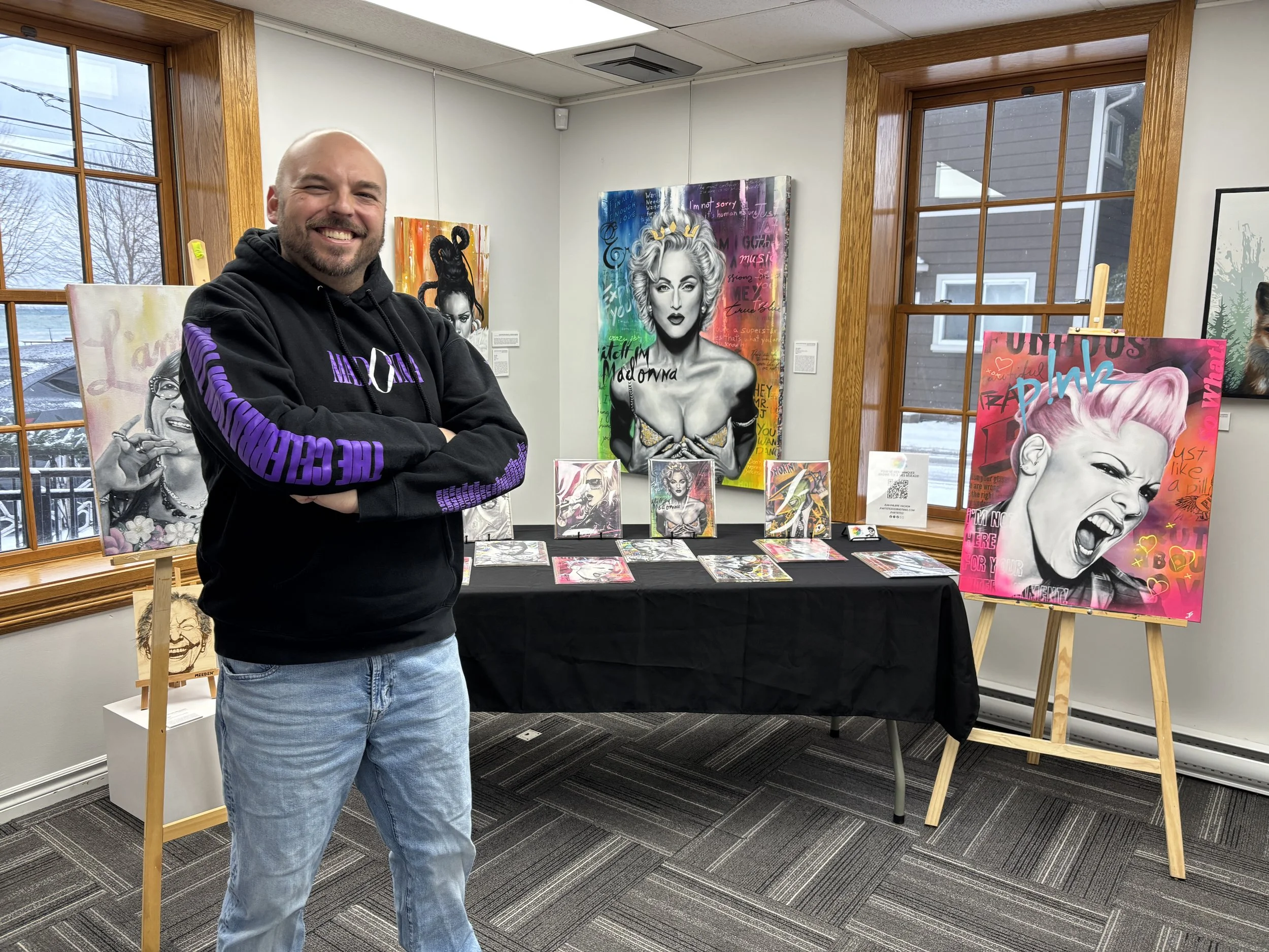 JP Artiste - Jean-Philippe Vachon | Devant mes oeuvres pop, inspirées du monde du cinéma, de la musique et de la culture populaire.