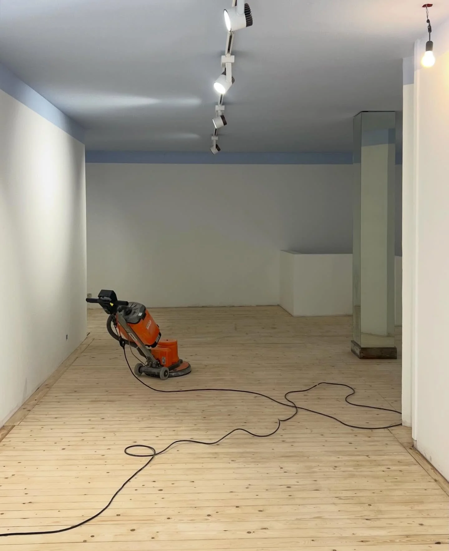 Am Wochenende haben wir unseren wundersch&ouml;nen Dielenboden aufgearbeitet &mdash; geschliffen, geschwitzt, geflucht und uns am Ende einfach nur gefreut.
Was hier gerade entsteht, ist so viel mehr als ein Studio. 💙

Wir machen gerade vieles selbst