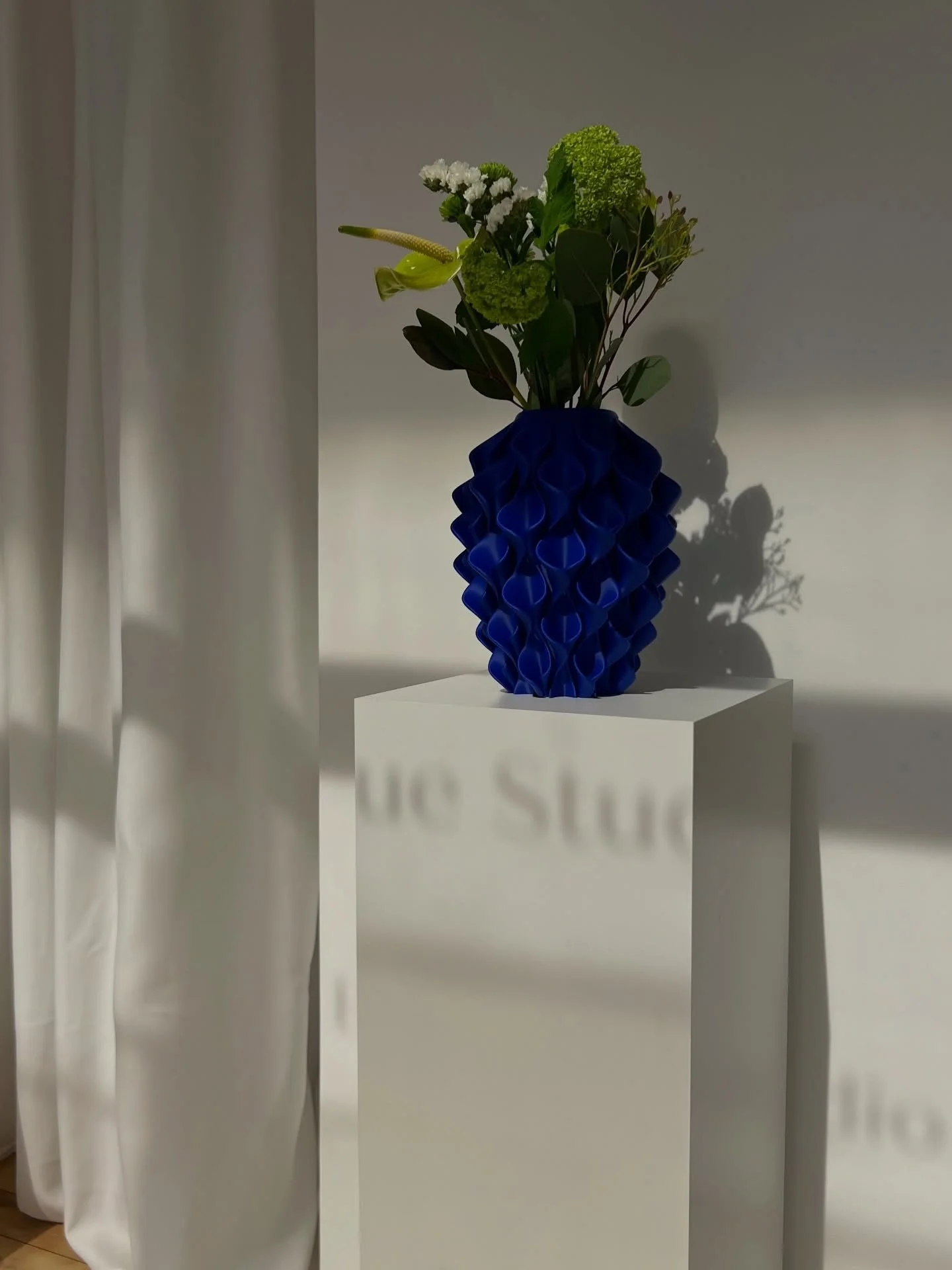 Morgen ist es so weit: Wir &ouml;ffnen offiziell die T&uuml;ren von Studio Blau! Von 12 bis 18 Uhr k&ouml;nnt ihr euch das Studio anschauen, uns kennenlernen, Drinks von @xafe_events genie&szlig;en &ndash; und wer ganz in Blau gekleidet kommt, auf de