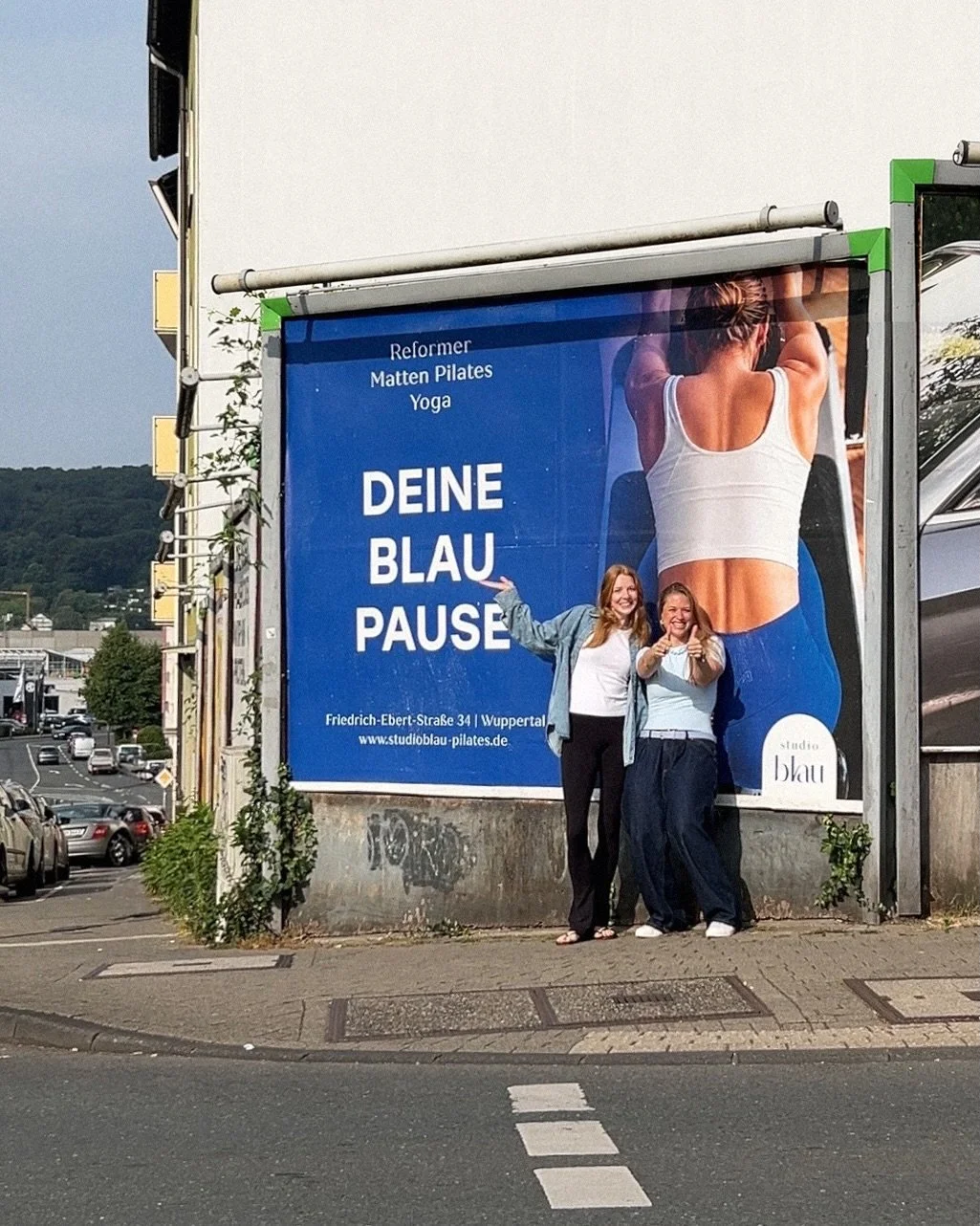 Unsere erste Studio Blau Plakatwand 🩵

Und obwohl sie schon bald wieder verschwindet, freuen wir uns jedes Mal aufs Neue, wenn wir an ihr vorbeifahren. Falls ihr sie noch sehen m&ouml;chtet: Ihr findet sie in der N&auml;he der Schwimmoper. 👀

Zeit 