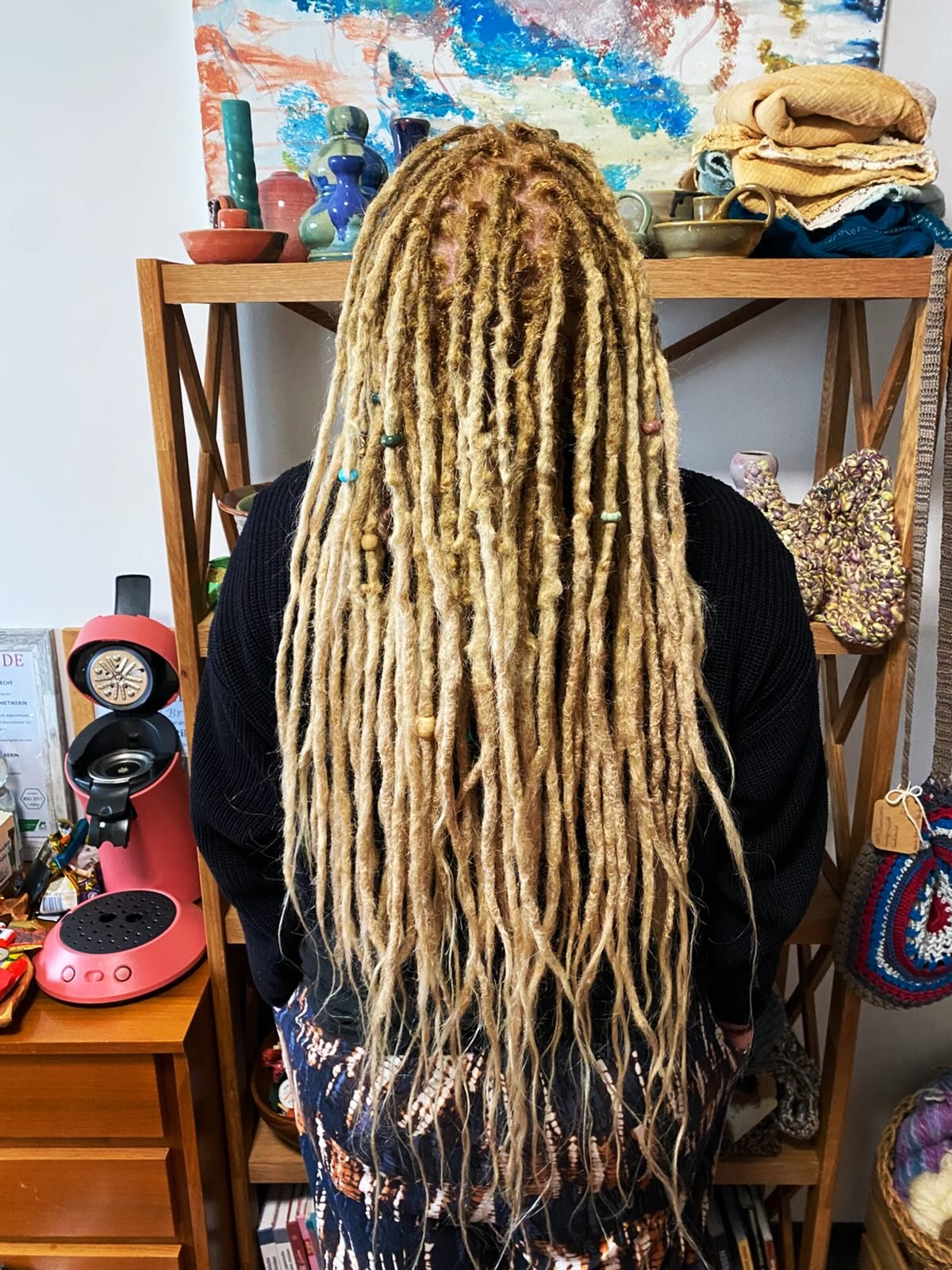 Wundersch&ouml;ne lange Dreadlocks mit Echthaar Verl&auml;ngerungen 💕🥰

Dreadlocks sind eine wunderbar praktische Frisur. Man muss sich zumindest nicht um die t&auml;gliche Haarpflege Sorgen machen. Die Haare sitzen immer und man hat viel Volumen ?