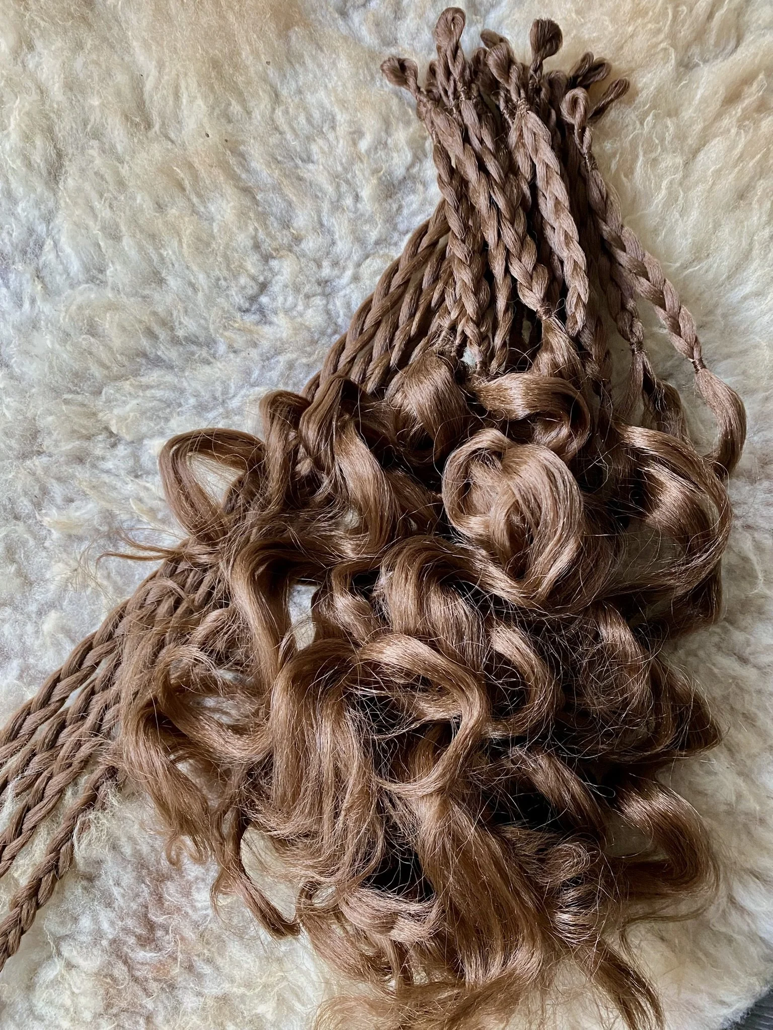 Strähnen und Locken aus Ponyhaar auf weichem Fell