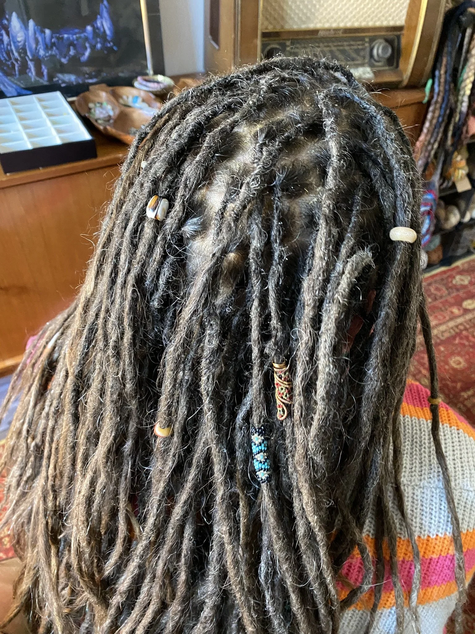 Haar mit Perlen und Schmuck geflochten