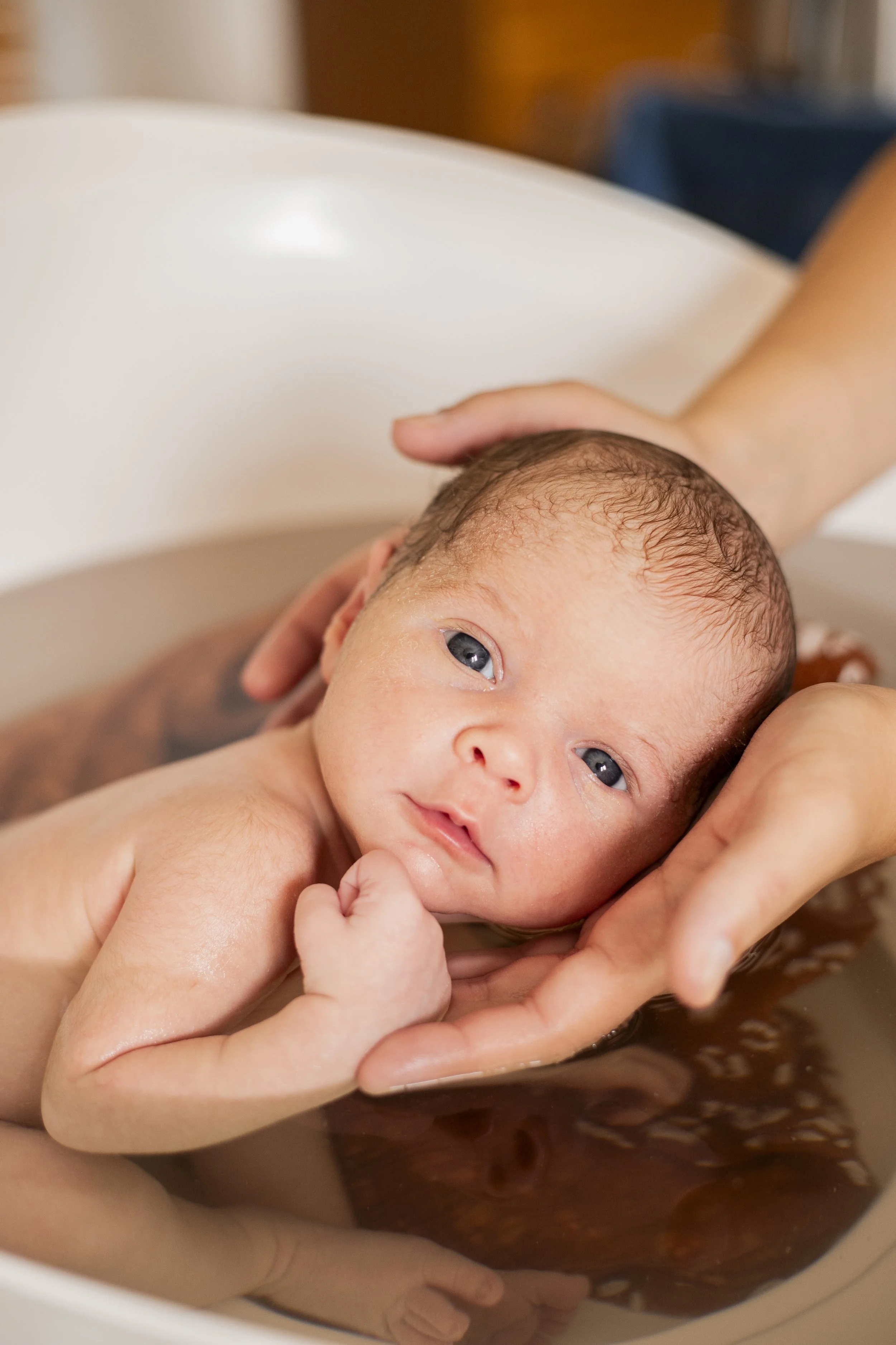 Un bébé lors d'un bain thalasso.