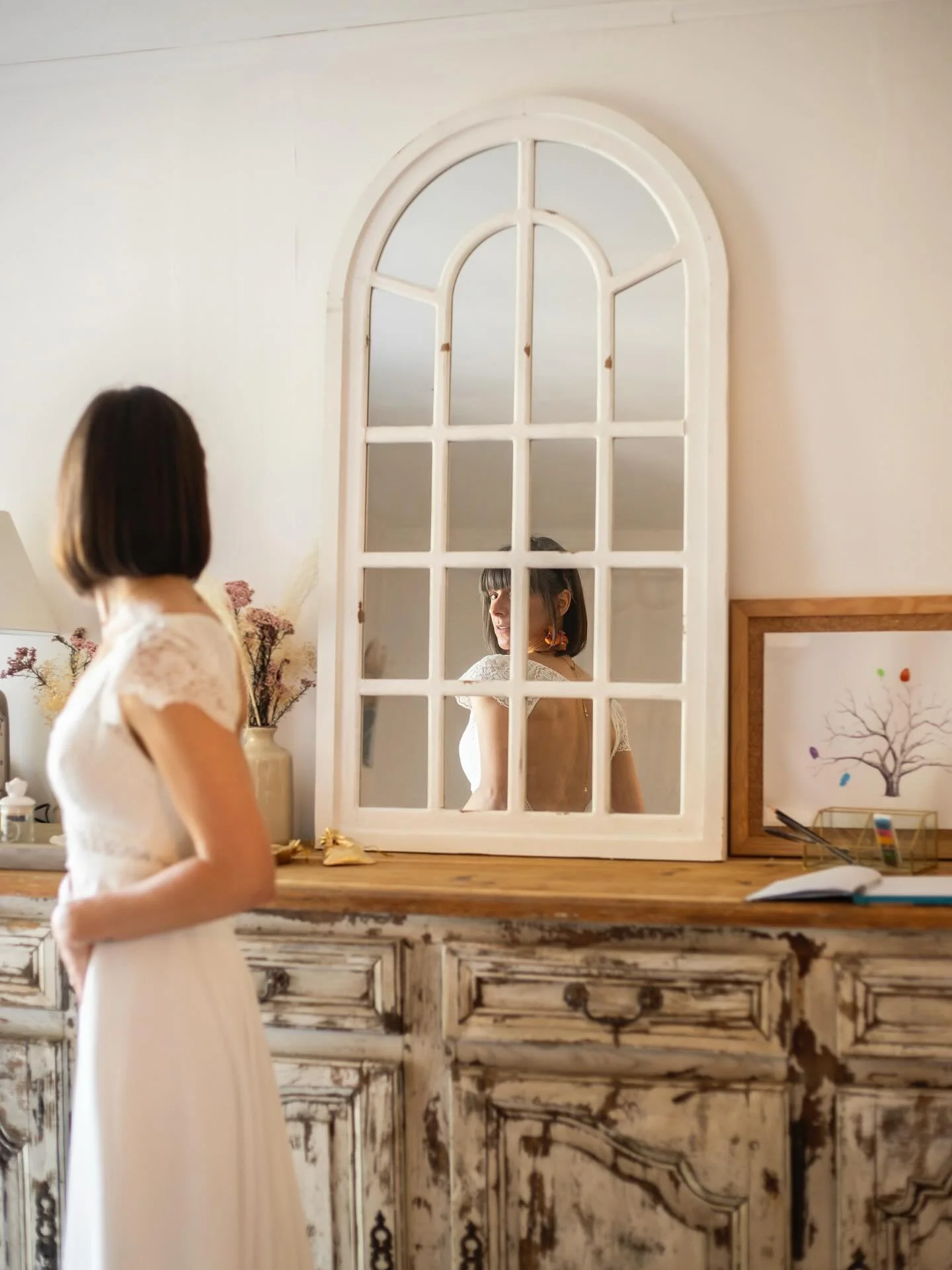 Une mariée regardant un miroir ancien