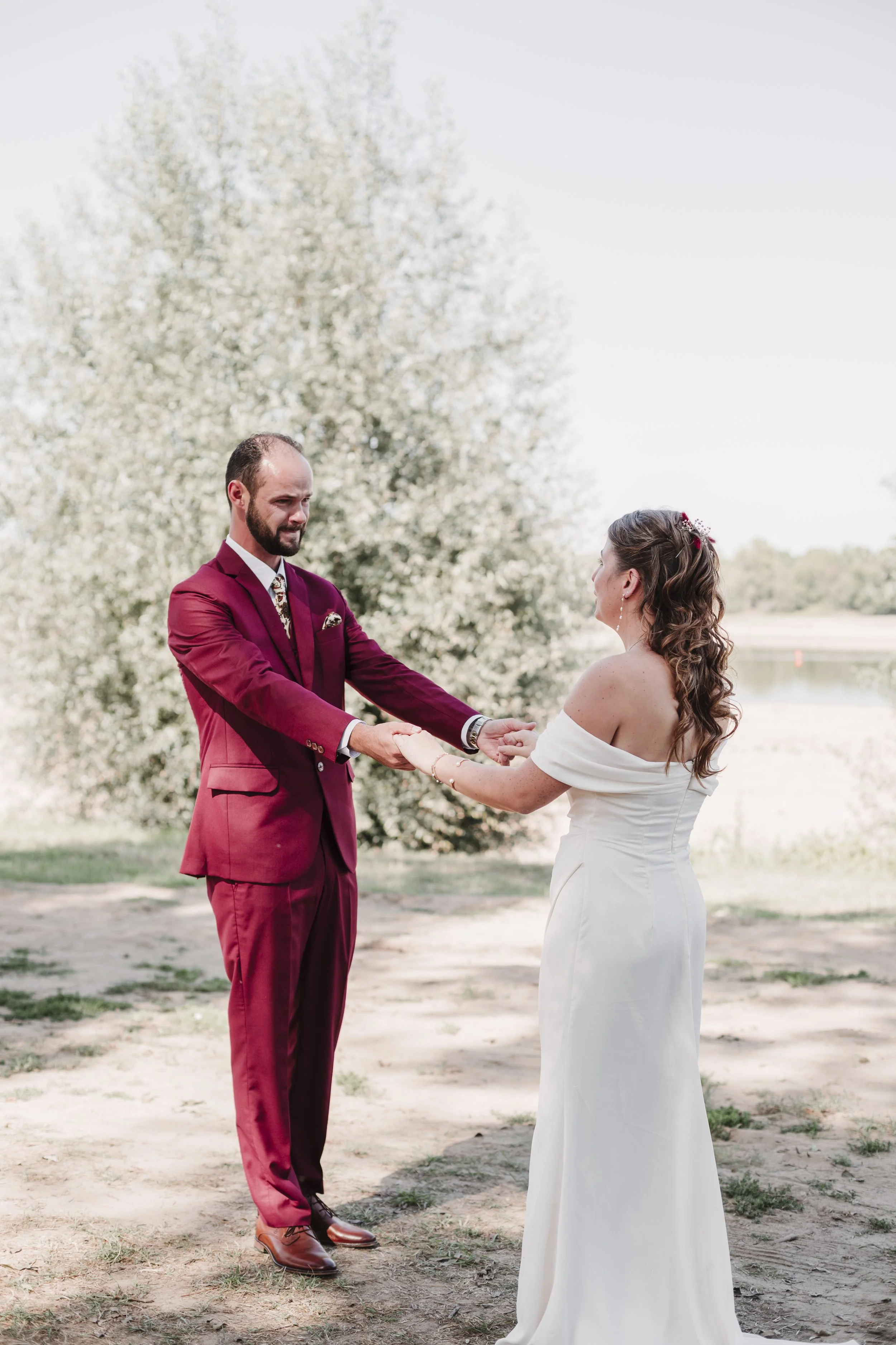 Un couple de mariés venant de se découvrir.