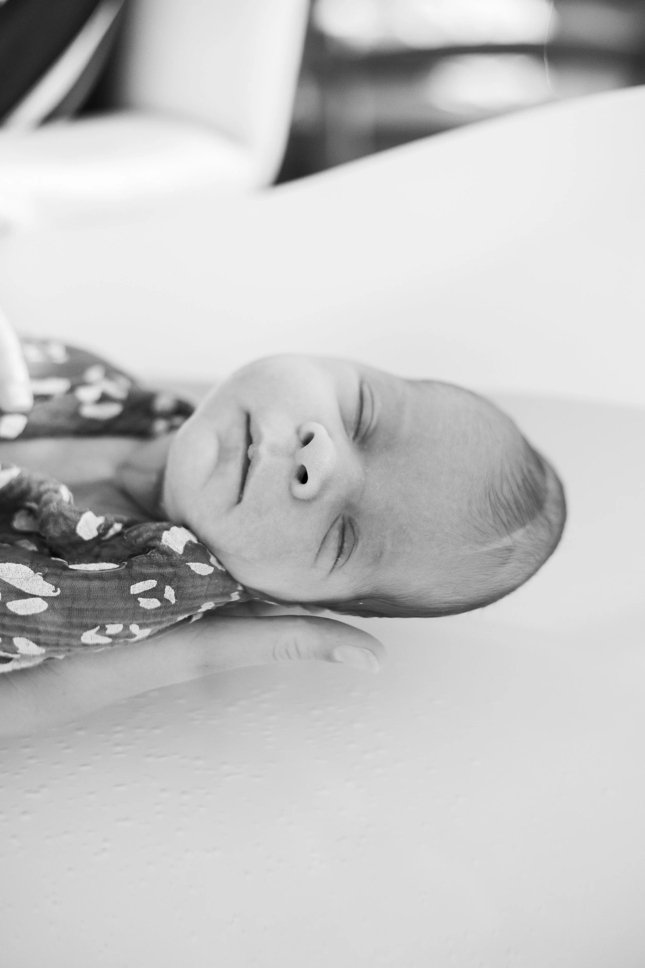 Un nouveau-né paisible dans l'eau lors d'un bain thalasso.