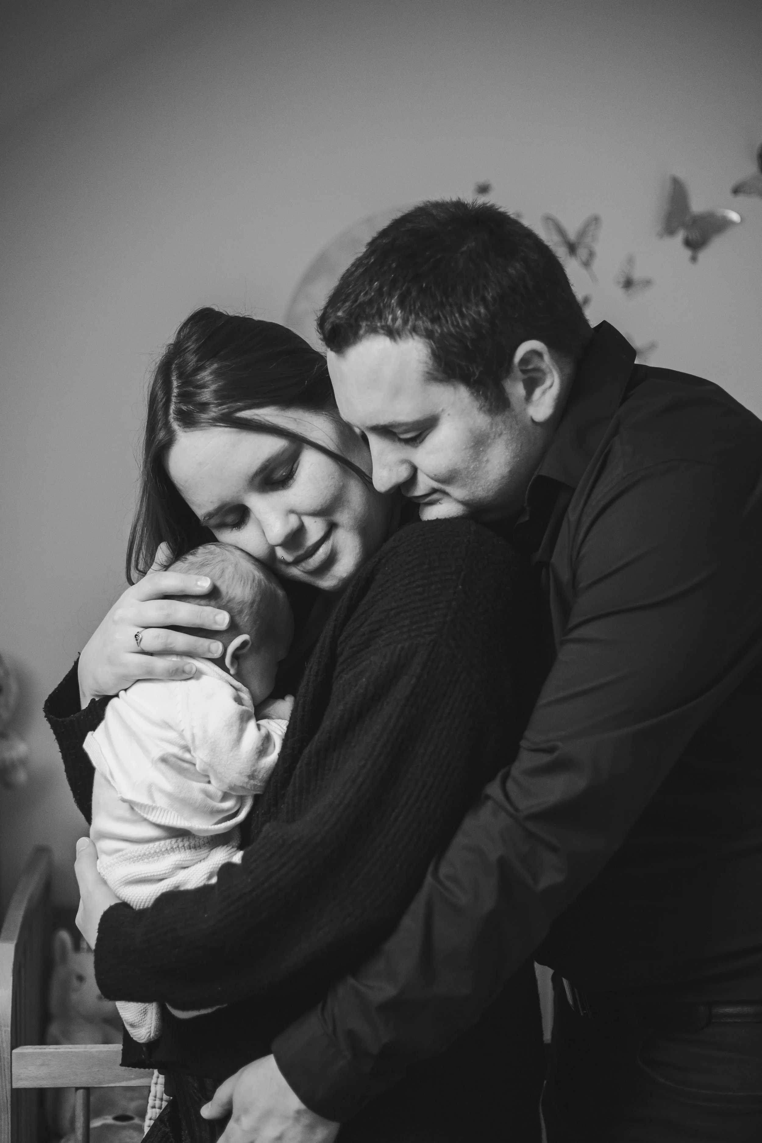 Une famille accueille un nouveau-né dans un moment d'amour et de tendresse.