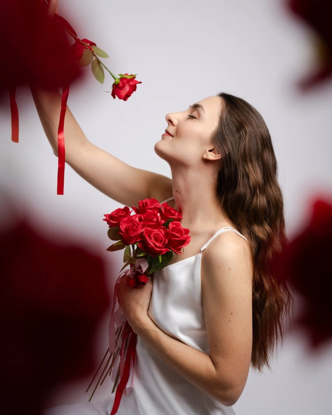 Eto i va&scaron;e fotografkinje iza objektiva...u valentinovskom izadanju! 🌹🎀💘

Moram priznati da mi je bilo zabavno raditi ovaj session makar sam dugo vremena odugovlačila sa autoportretima... U početku je bilo izazovno fotkati se sama, ali ovim 