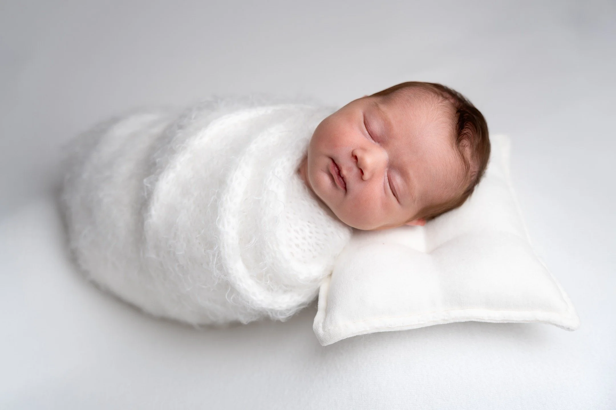 ✨ Newborn fotografiranje ✨

Najvažnije informacije za sve buduće roditelje 🤍

&bull; Newborn fotografiranje idealno je odraditi do 14. dana bebina života.
&bull; Svi rekviziti i dodaci osigurani su s moje strane.
&bull; U fotografiranje su uključene