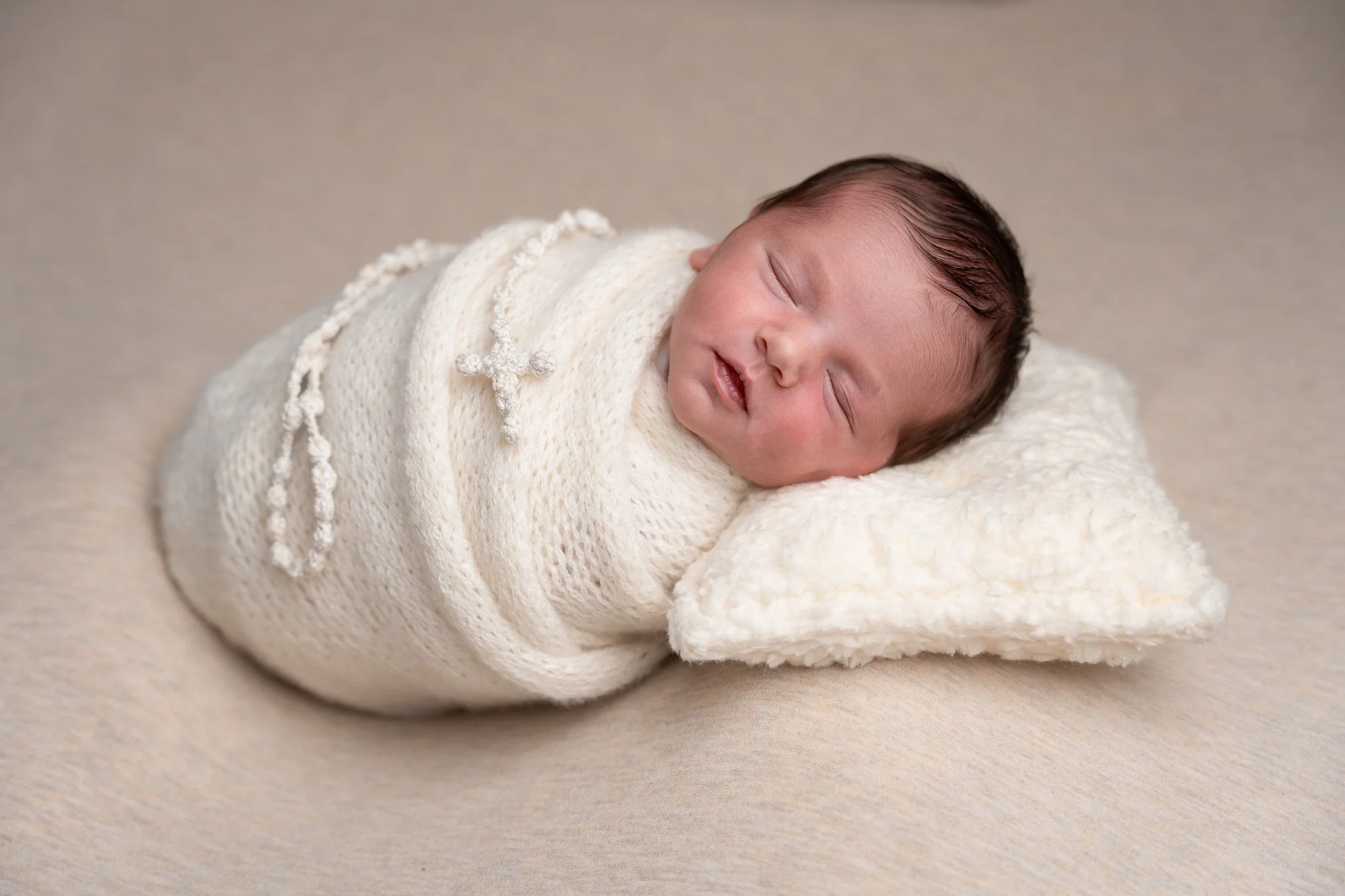 Mala Kim nije htjela zaspati prvih sat i pol fotkanja, ali kad je napokon utonula u san...nastale su ove prekrasne fotografije. 🤍

Tako ponekad izgleda newborn session &ndash; zato uvijek napominjem roditeljima da na fotkanje dođu naoružani strpljen