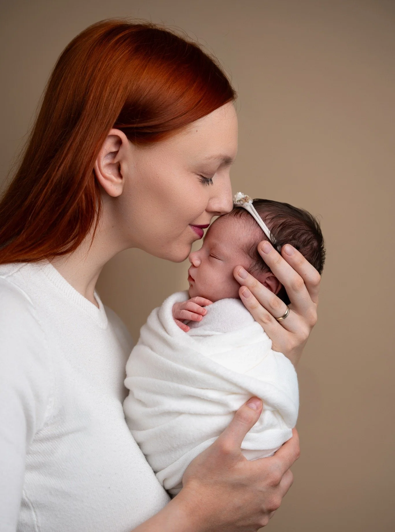 Često me pitate možete li se i vi fotografirati s bebom...Da - u newborn fotografiranje uključeni su i obiteljski portreti. Fotkanje s članovima obitelji radimo pri samom kraju sessiona. 👪

A za va&scaron;e obiteljske fotke možete birati između bije