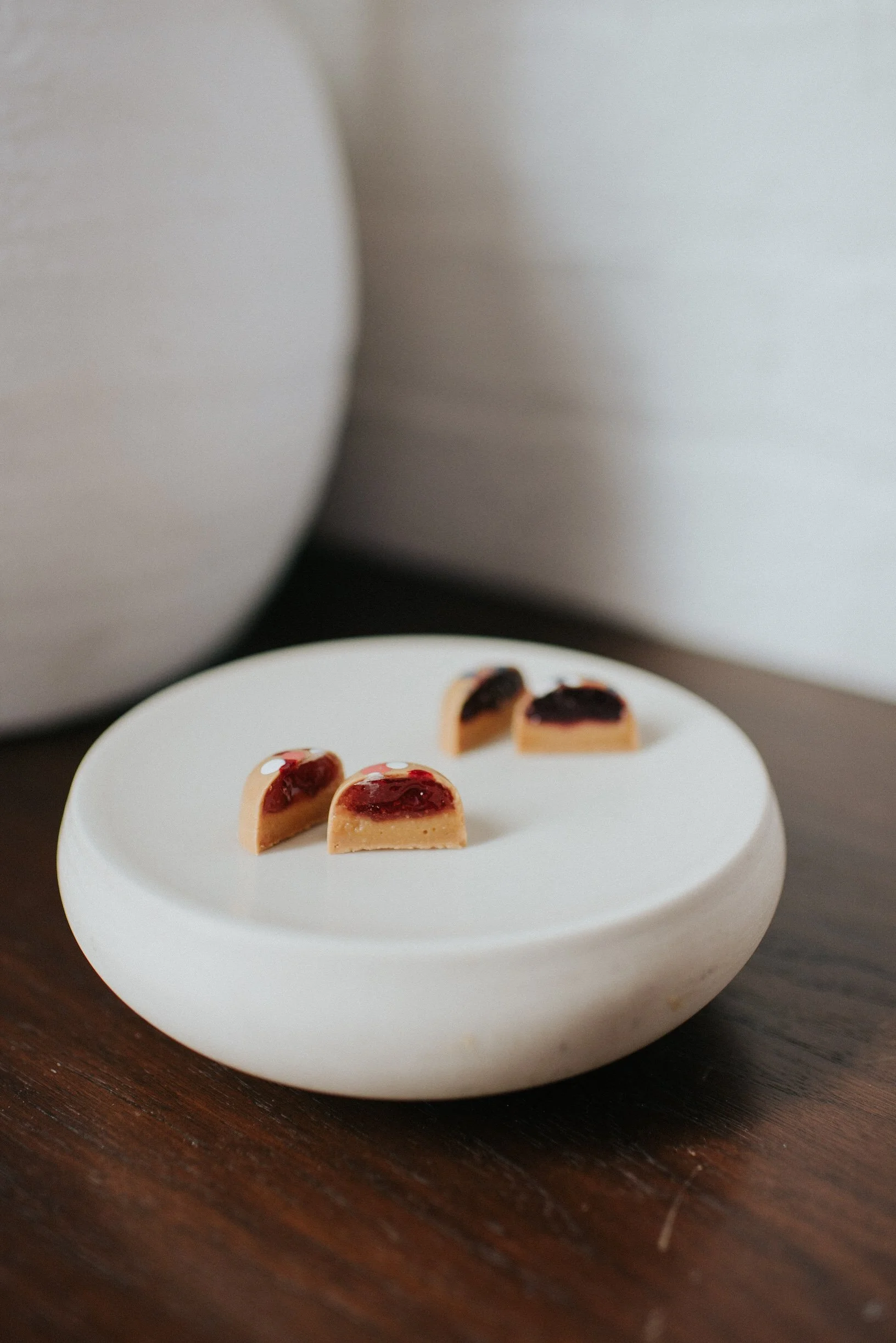 Foie Bonbon
'22 Spring/Summer

Dulcey 35% Caramelize White Chocolate 
Toasted Yeast Ganache
Strawberry or Cassis Pate de Fruit
Strawberry or Blueberry Pink Peppercorn Gastrique