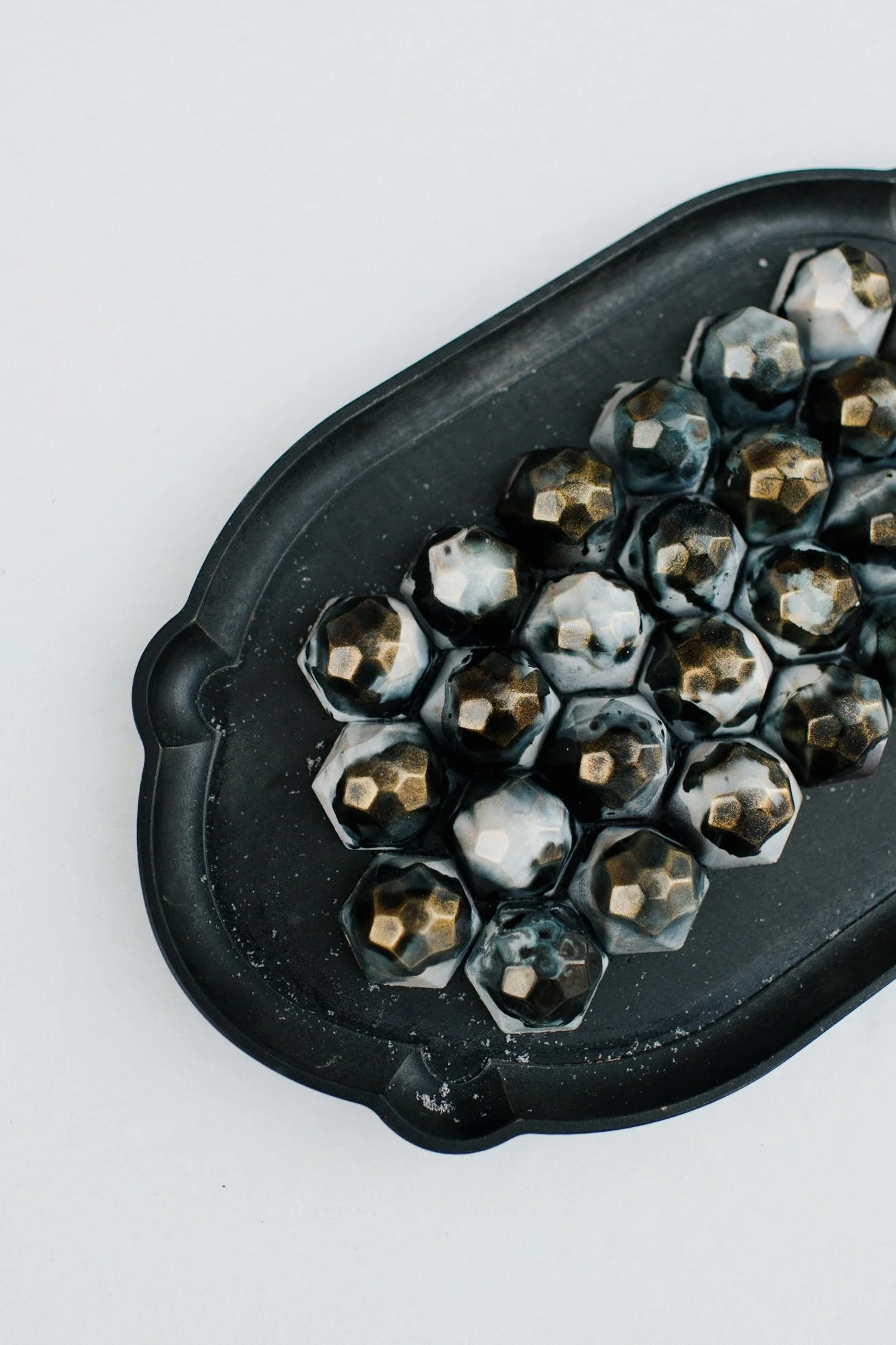 Tartare Bonbon
'22 Fall/Winter

Guanaja 70% Dark Chocolate
Yuzu Coconut Caramel
Herb Coconut Ganache with Yuzu + Bahibe 