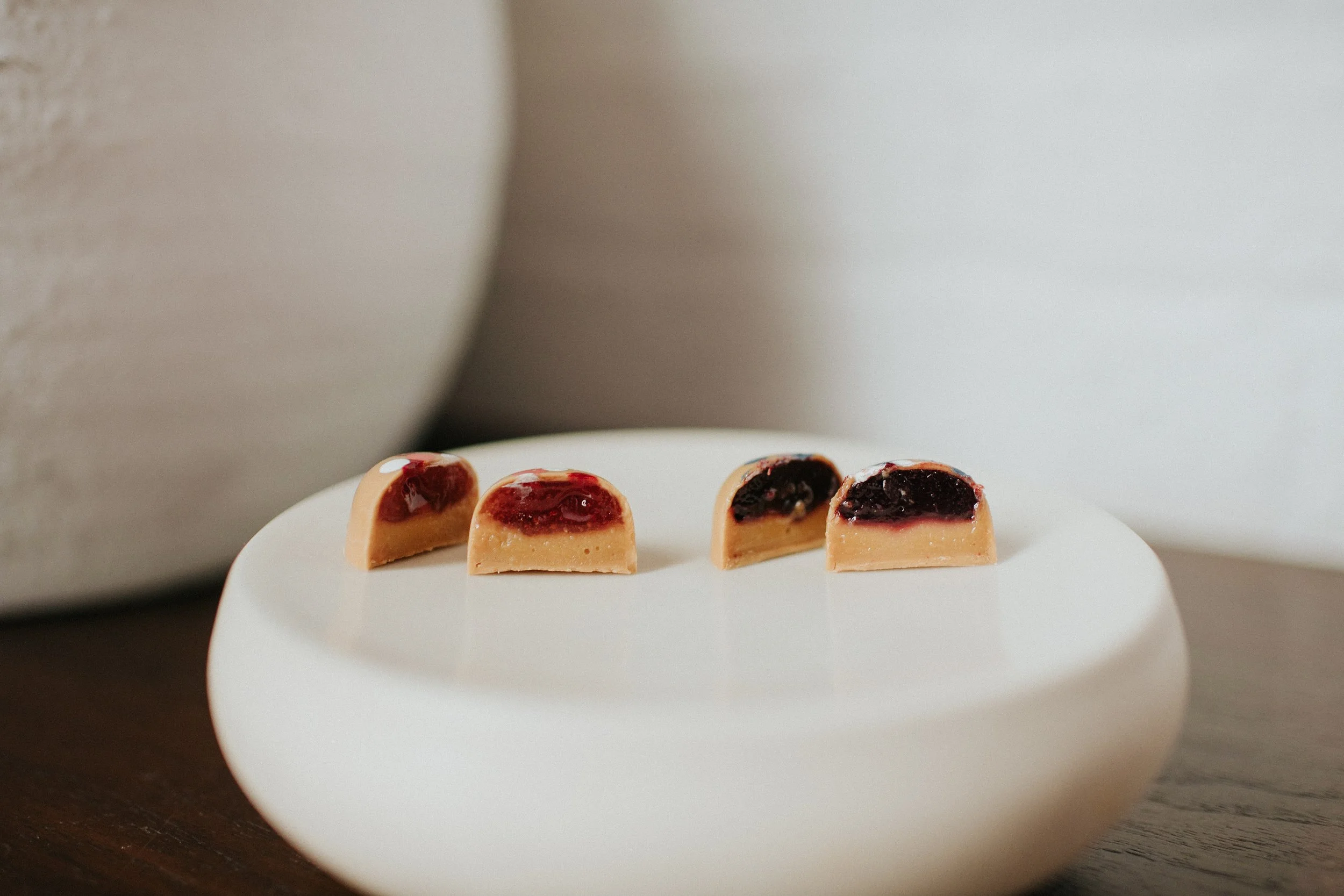 Foie Bonbon
'22 Spring/Summer

Dulcey Valhrona Chocolate 
Toasted Yeast Ganache
Strawberry or Cassis Pate de Fruit
Strawberry or Blueberry Pink Peppercorn Gastrique