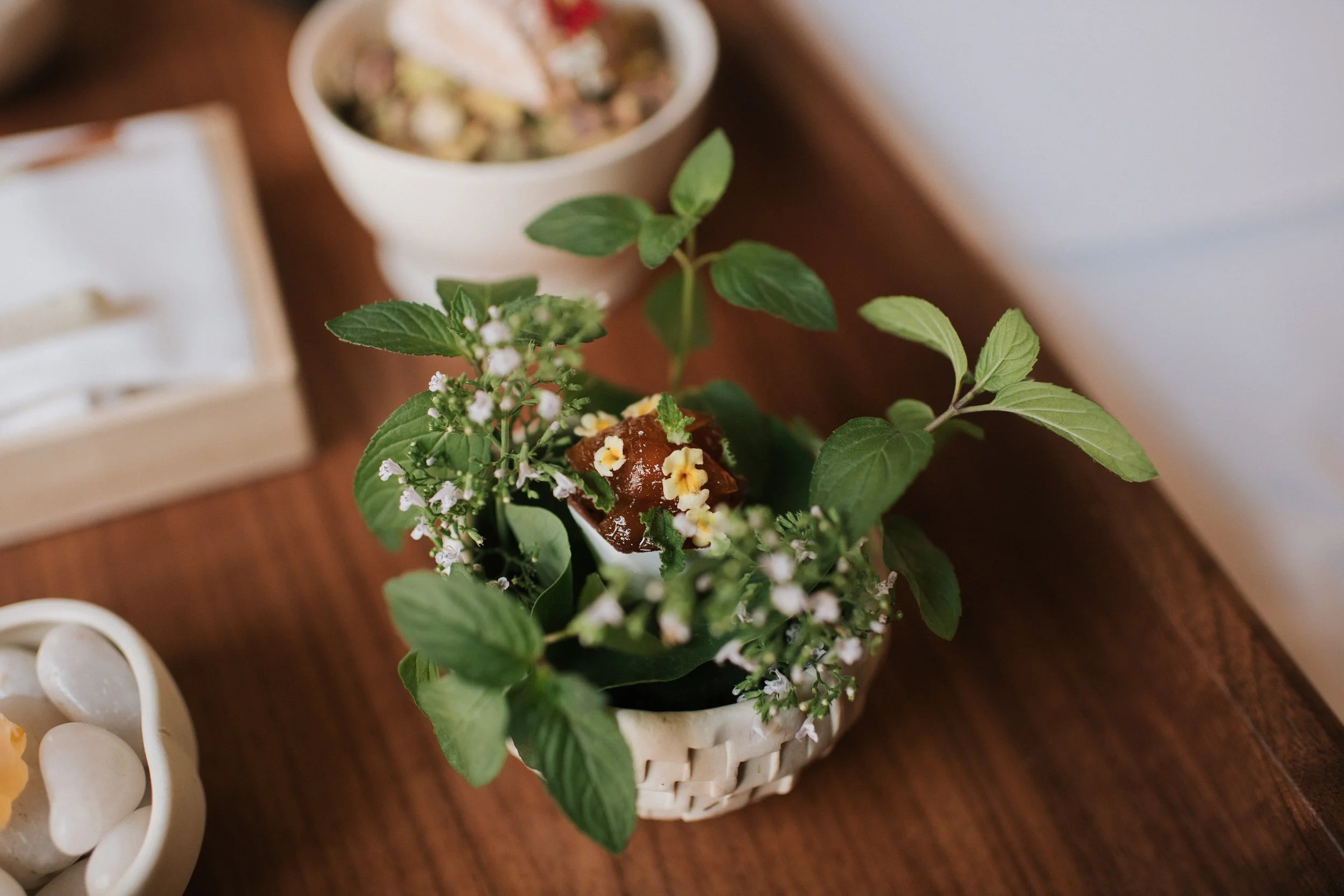 Final Drop
'23 Spring Mignardies

"Pinapple Cake" Bonbon
Magao Pineapple Jam
Bubu Arae Crunch
Bahibe 46% Milk Chocolate