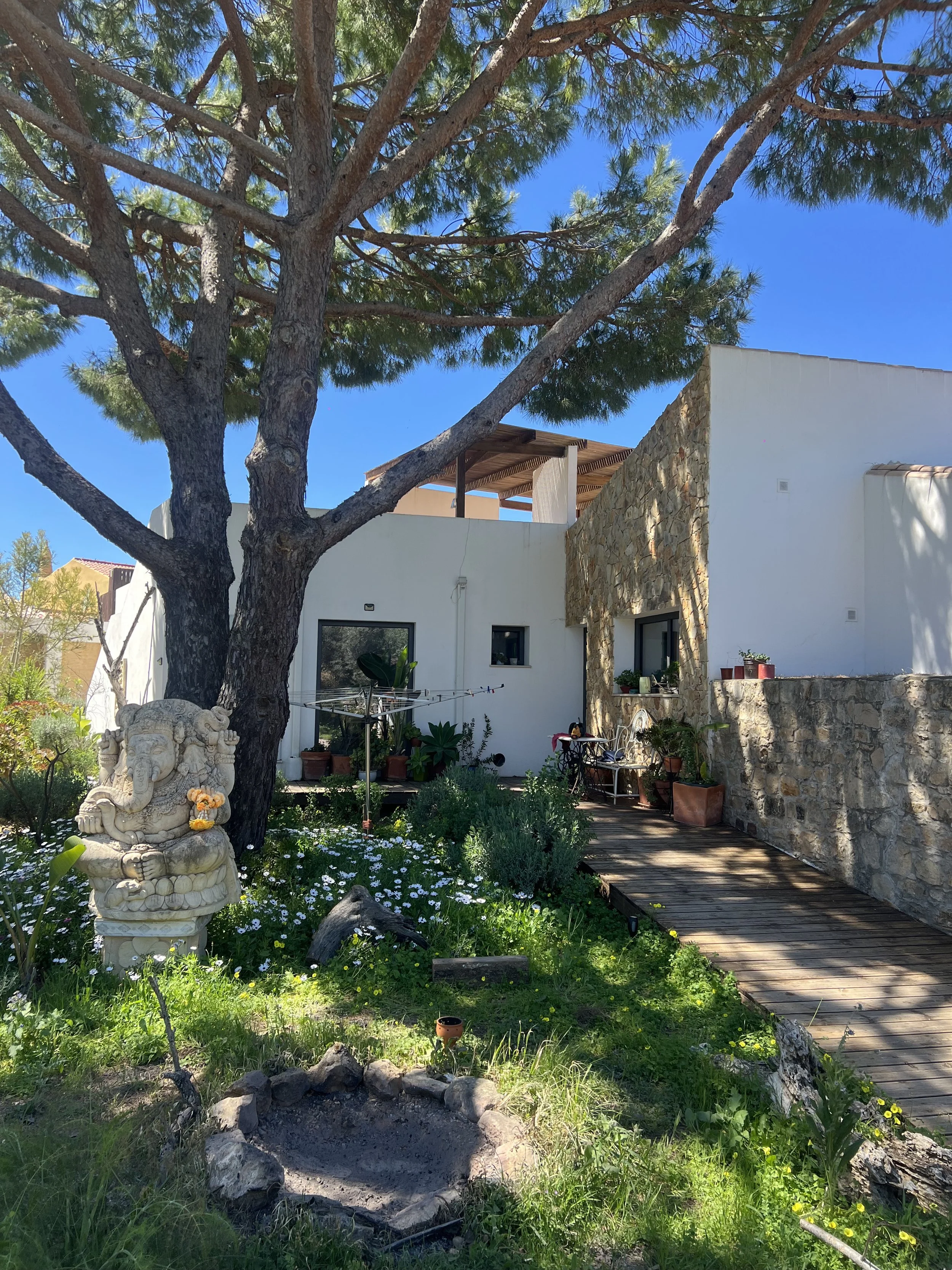 Zen-inspired wellness retreat in Algarve, recognized as one of the best yoga retreats in the Algarve, offering yoga with Debbie, pranayama, massages with Liladhar, mindful living in silence and nature, and a digital detox experience.