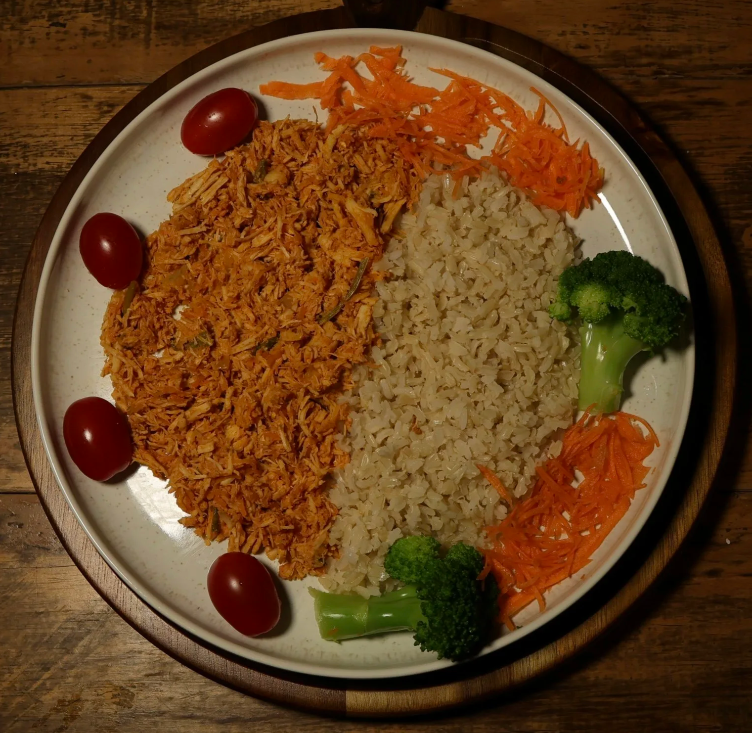 Frango+desfiado+com+arroz+integral+e+legumes.png