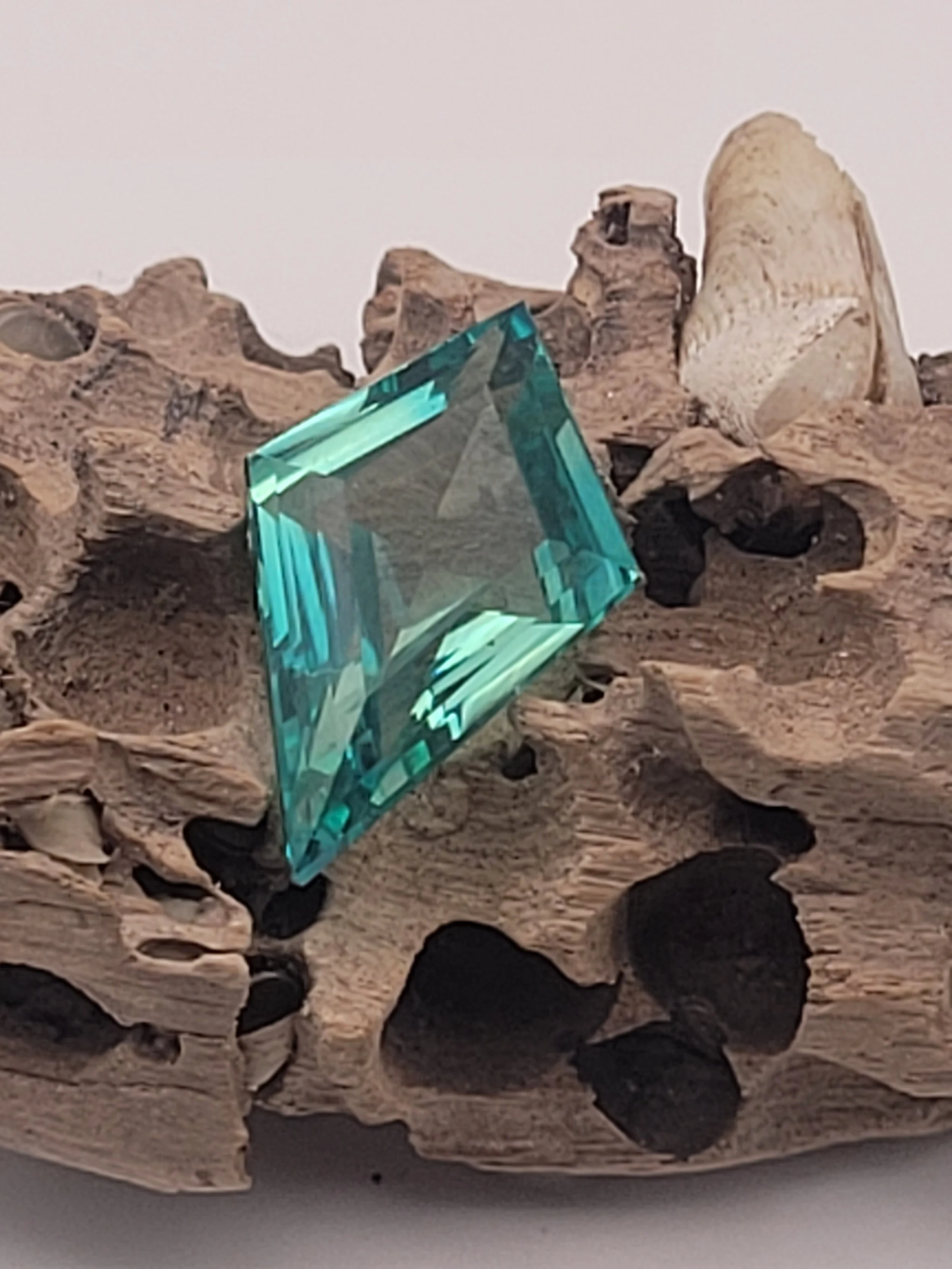 Kite cut Green Emerald