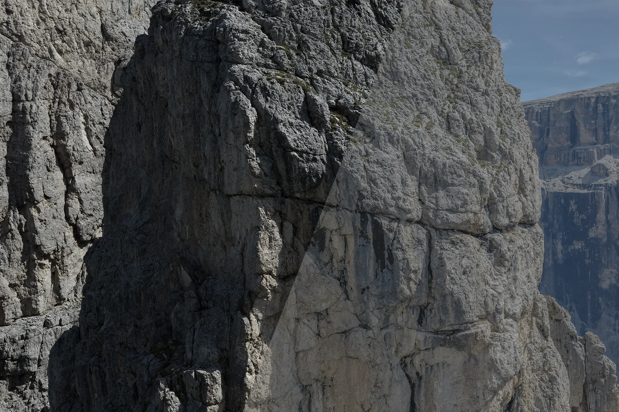 De-lit/flattened RAW images before export to the photogrammetry processing software to aid with further de-lighting.