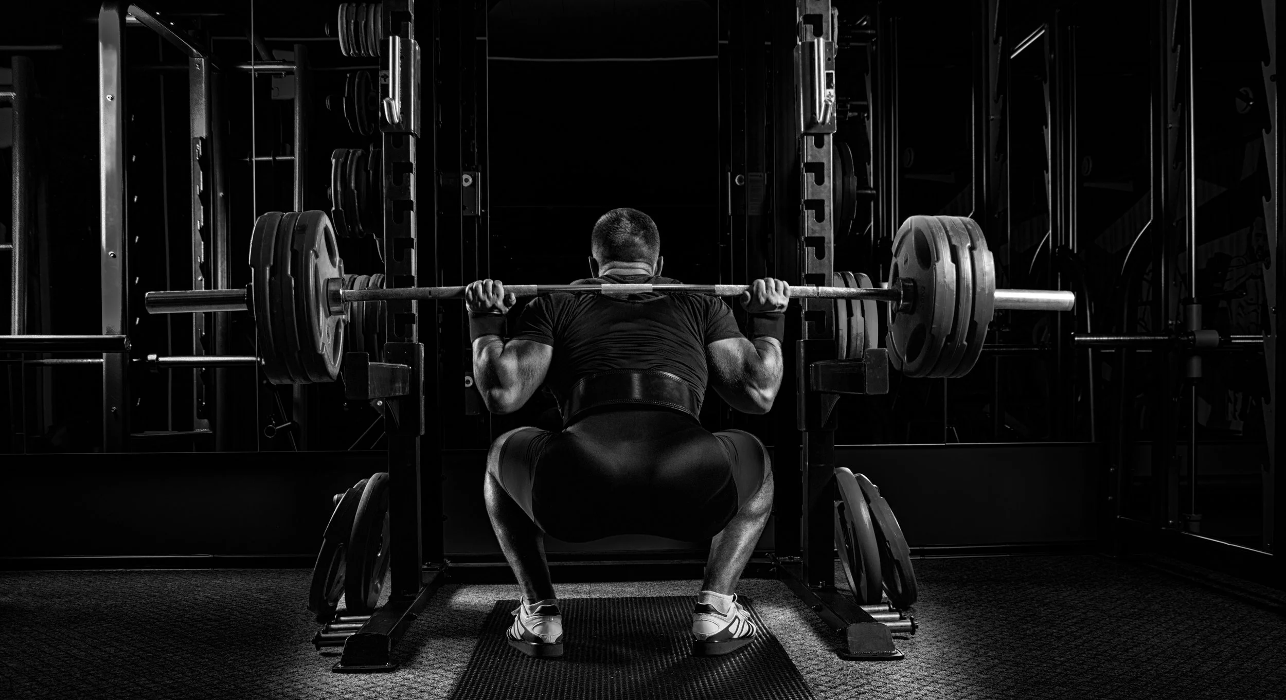 How to squat - guide on form and technique 