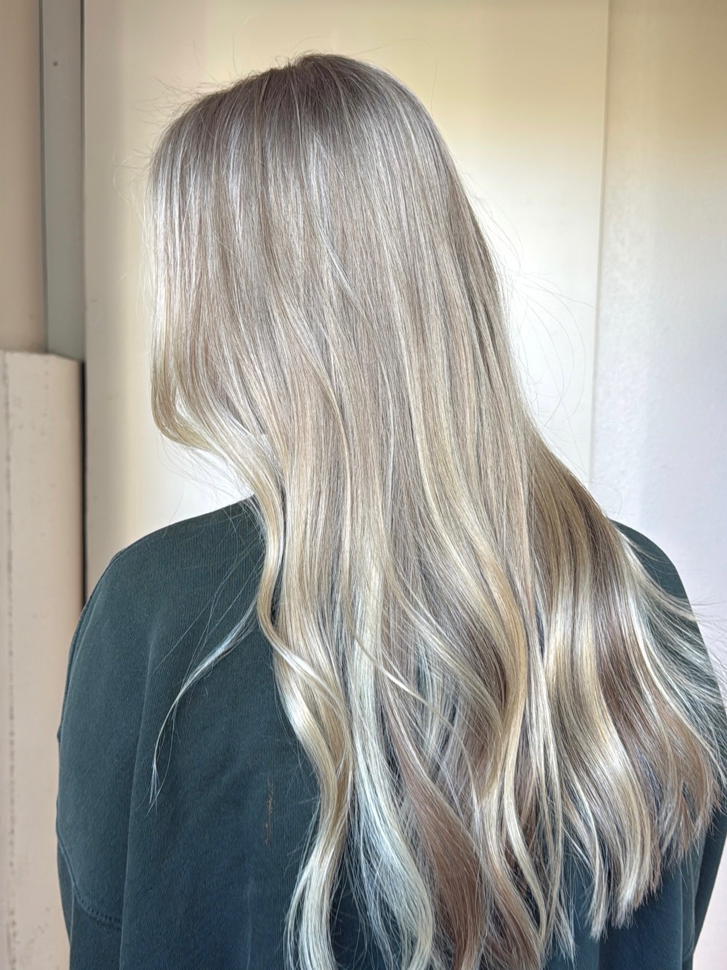 Soft baby blonde for her first highlight ever✨

&bull;&bull;&bull;
kirkland #kirklandhair bellevue #bellevuehair seattle #seattlehair bothell bothellhair blonde brunette balayage lived in hair lived in blonde warm blonde