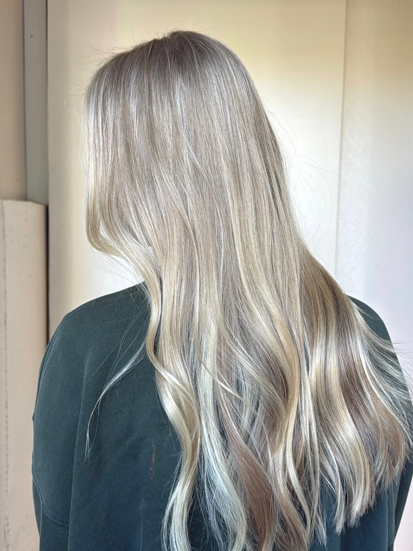 Soft baby blonde for her first highlight ever✨

&bull;&bull;&bull;
kirkland #kirklandhair bellevue #bellevuehair seattle #seattlehair bothell bothellhair blonde brunette balayage lived in hair lived in blonde warm blonde