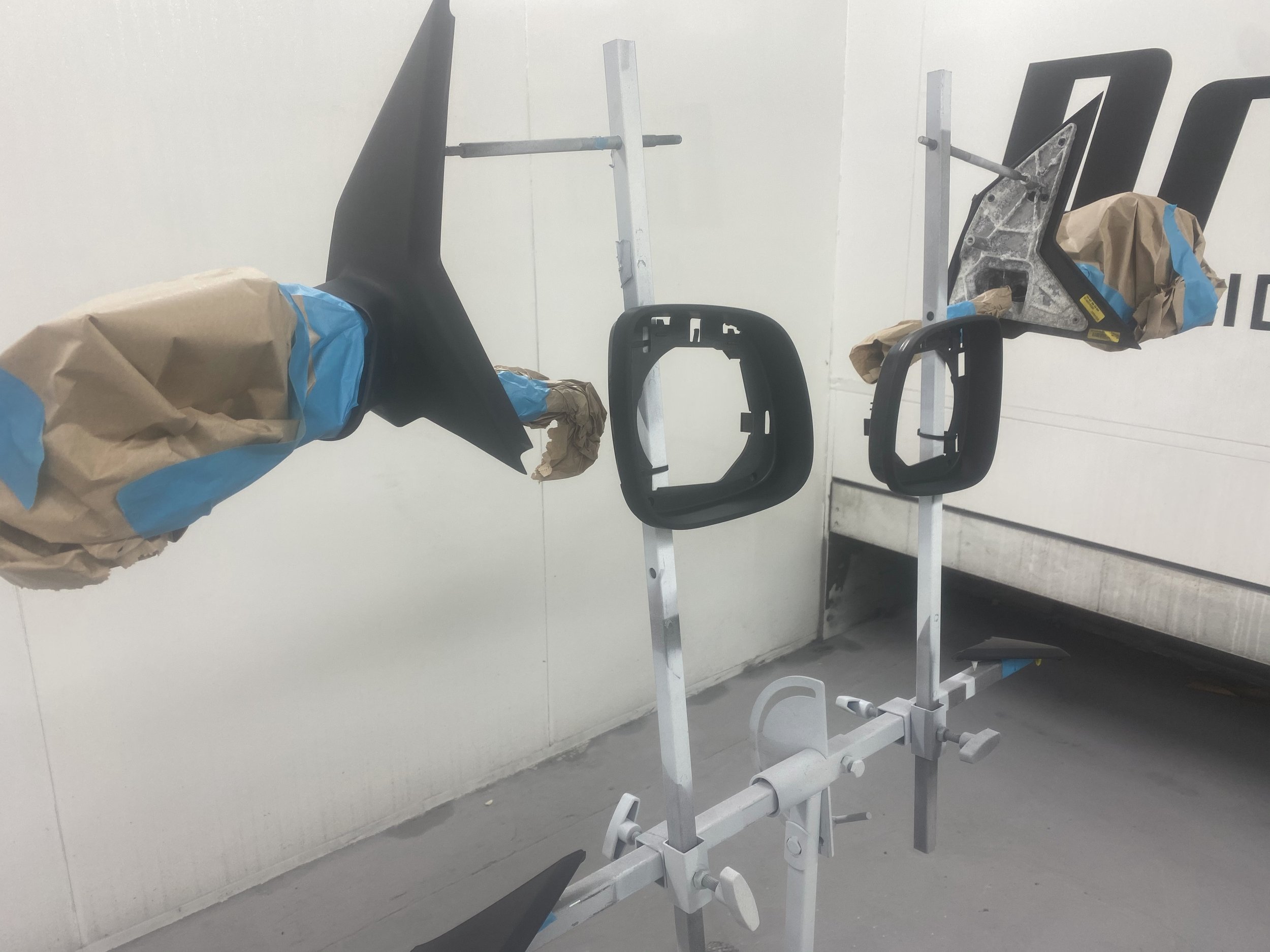 Mirror bases in gloss black