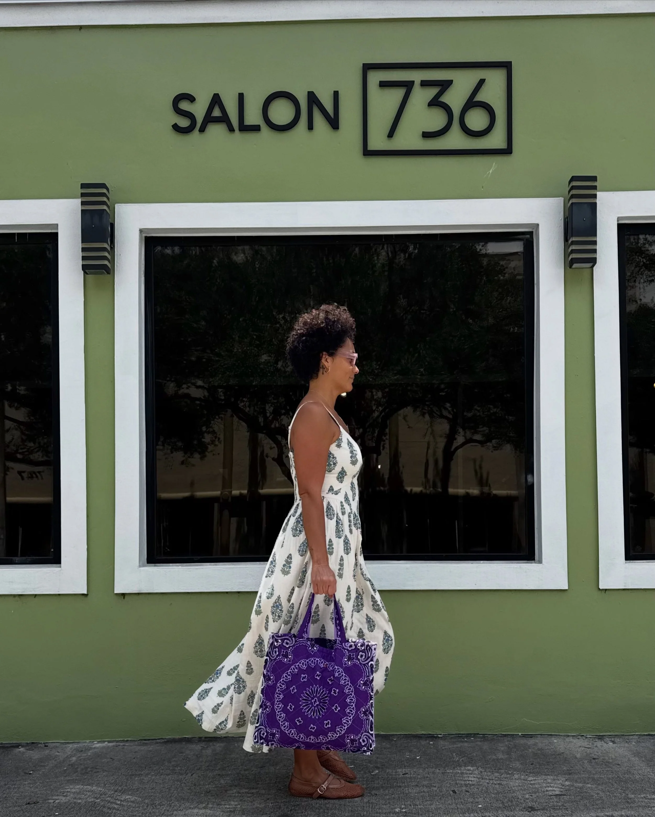 On her way to Salon 736