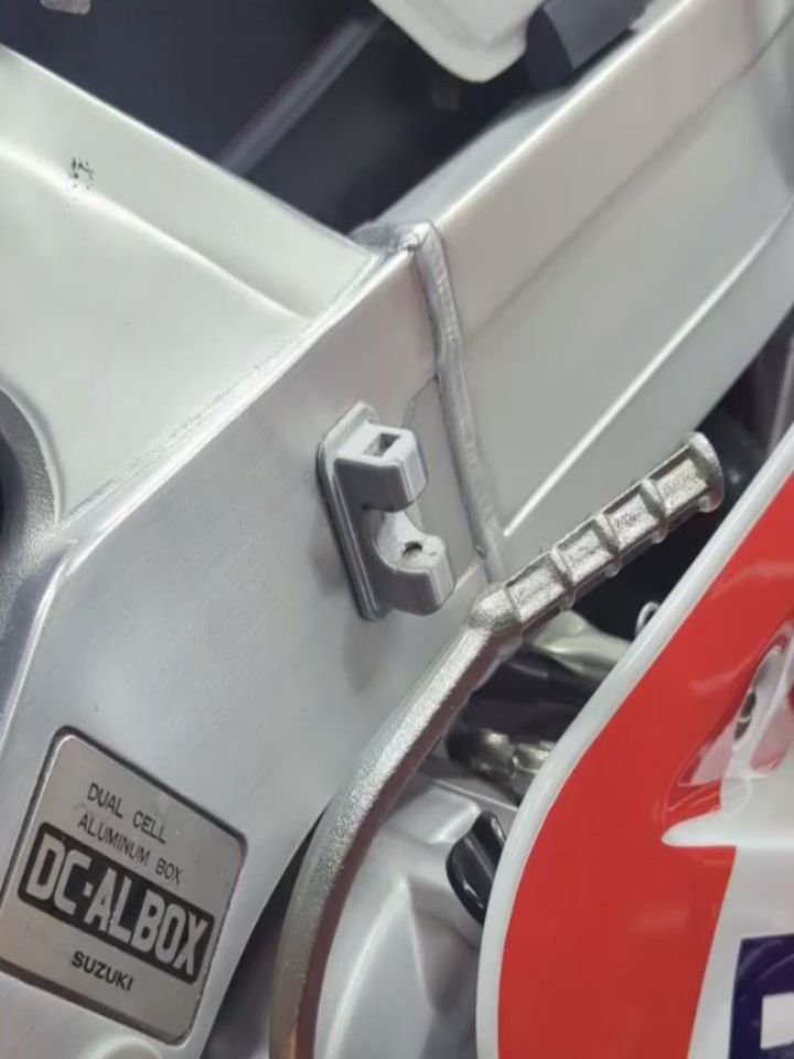 Quick job for this #Suzuki #RGV250 - a kick starter retainer bracket with twin gold neodymium magnets.  The lever is able to be flicked up by foot with no latching necessary.