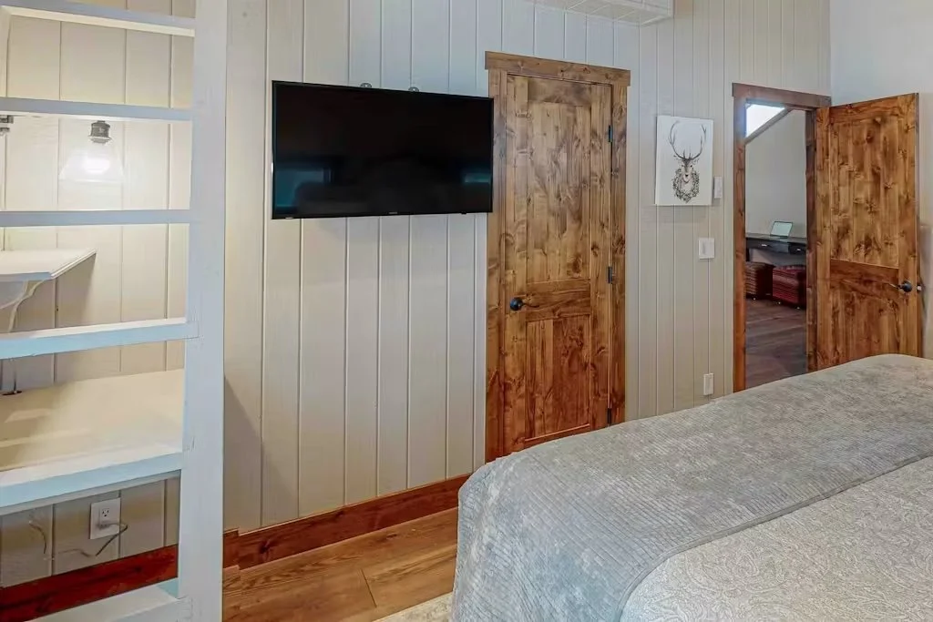 Upstairs left bedroom.jpeg