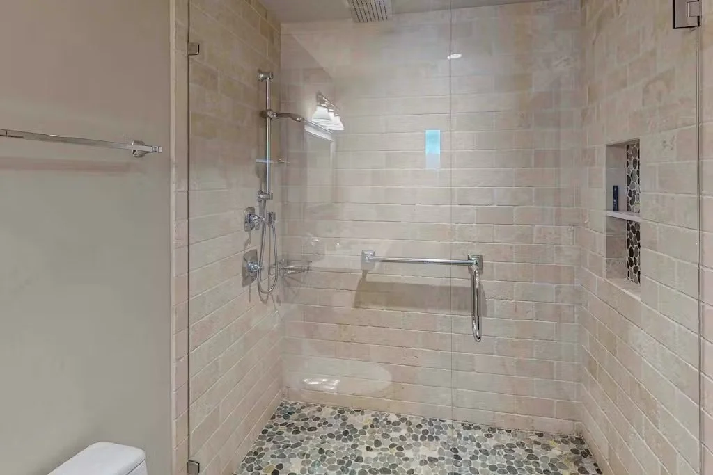 Queen shower.jpeg