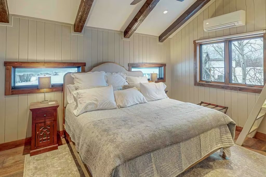 Upstairs left king bedroom.jpeg