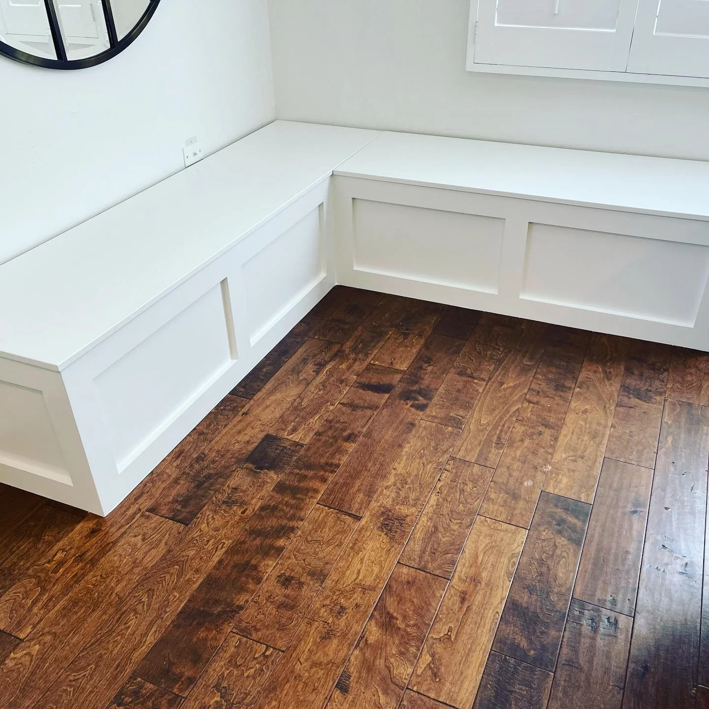 Breakfast nook installed this morning! Added a nice amount of storage to the clients home. #anotherhappycustomer 
.
.
.
#saturdaystyle #saturdaylife #saturdayswag #saturdaymorning #letsmakestuff #shoptime #finefurnishing #finewoodwork #cabinetry #cab