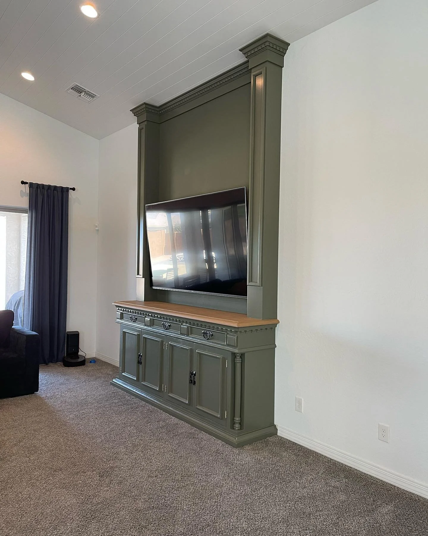 Started as a cabinet with an antique finish. Finished green and tall! Turned out wonderful!
.
.
.
#redo #refinish #custommade #letsmakestuff #shoptime #finefurnishing #finewoodwork #cabinetry #cabinetmaking #handmade #millwork #woodshop #workshop #bu