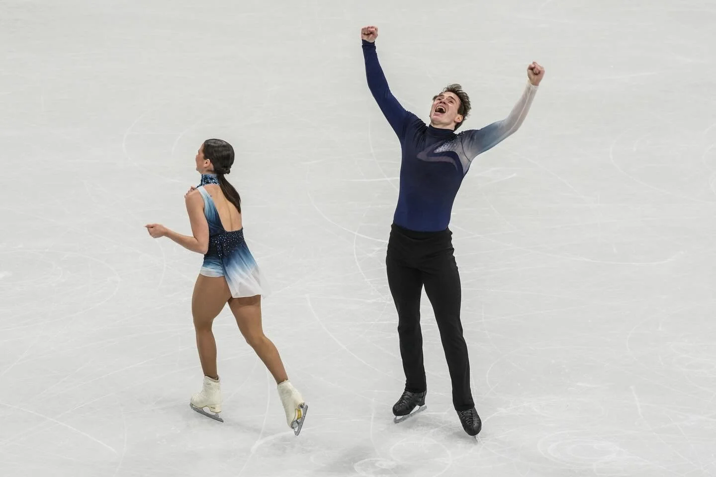 V&aacute;r&aacute;zslatos. Sz&iacute;vszorongat&oacute;. Lenyűg&ouml;ző.