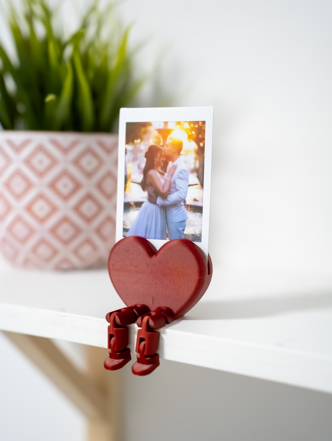 FLIRTY | Heart Photo & Card Display with Flexible Legs