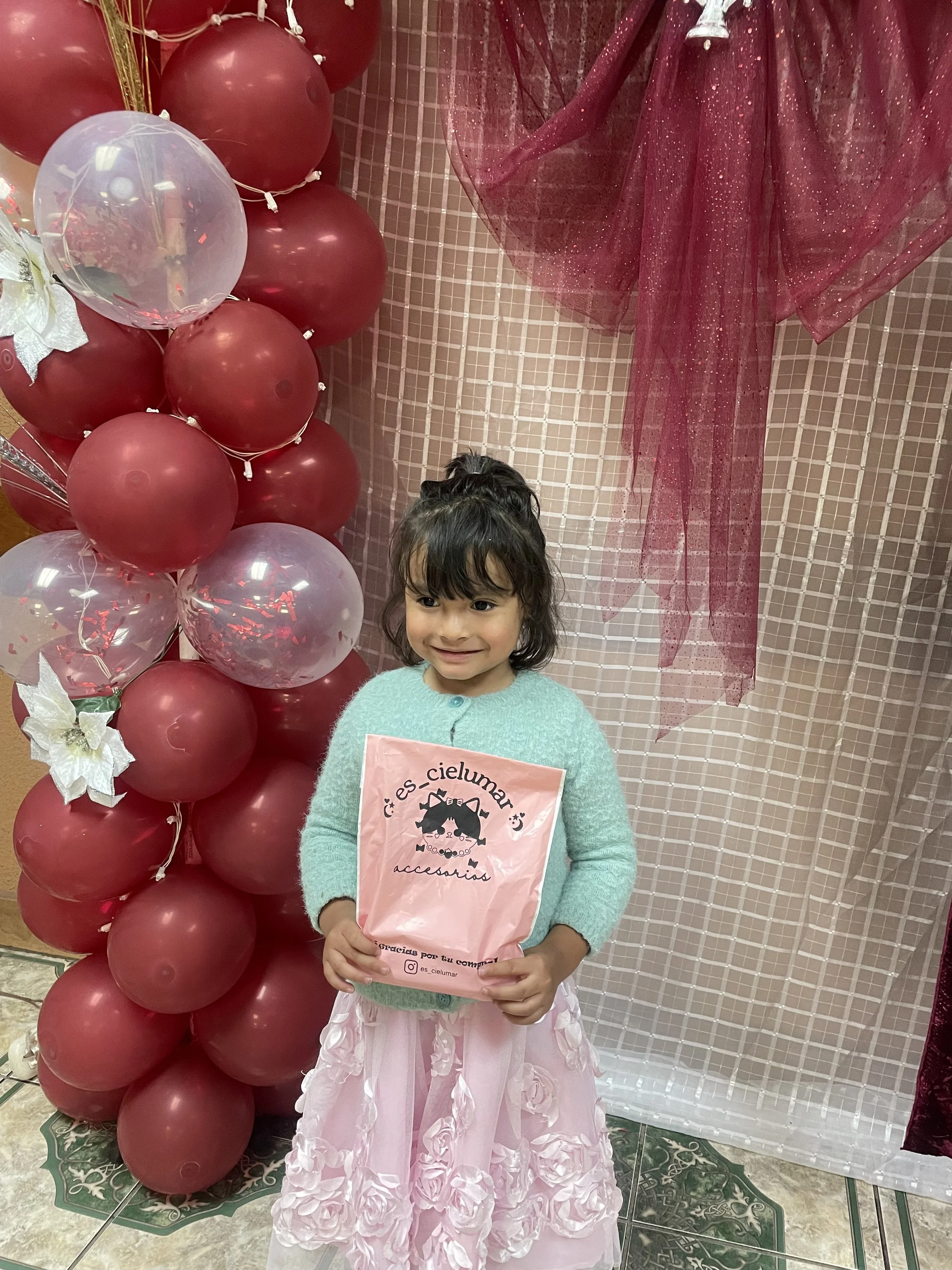 Little Girl feliz con su paquetito
