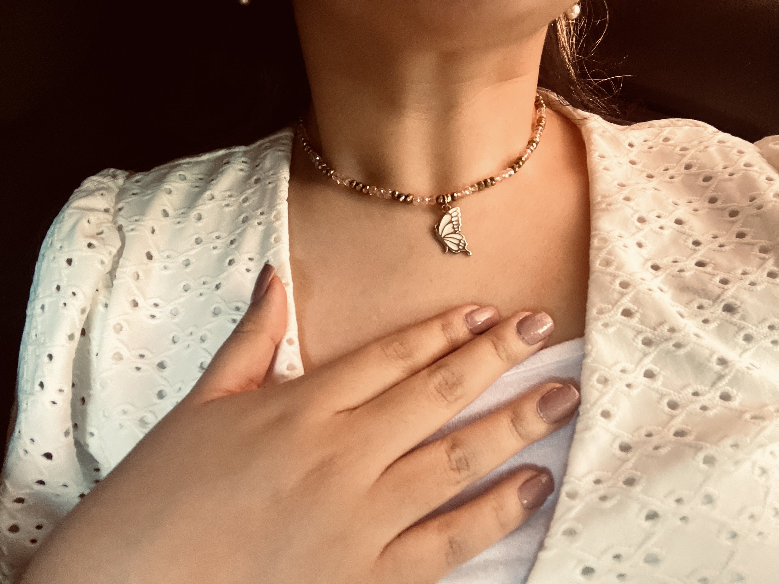 La creadora de la marca utilizando collar de Mariposa