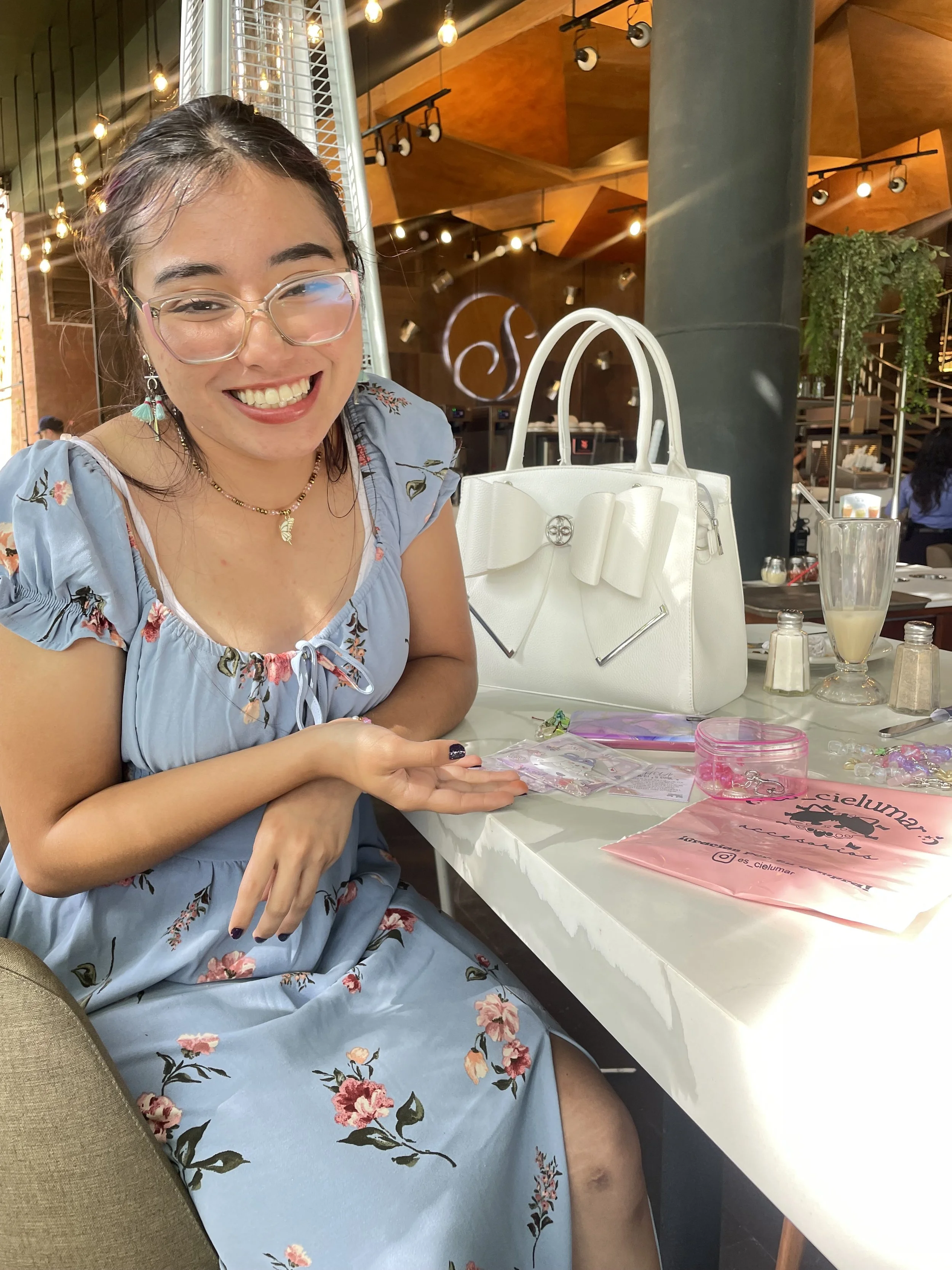 Girl feliz con el mejor plan de amigas junto con accesorios de @es_cielumar