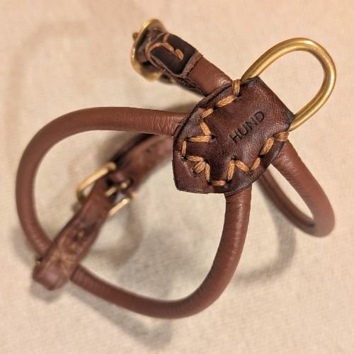 Rolled leather harness in milk chocolate from HUND Denmark